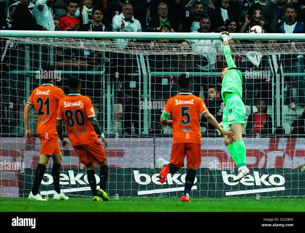 13 aprile 2019 : Mert GÃ¼nok di stanbul Basaksehir durante Besiktas J.K V Ä°stanbul Basaksehir, Turkish Super Lig, nel Parco Vodafone , Istanbul, Turchia. Ulrik Pedersen/CSM.(immagine di credito: &Copy; Ulrik Pedersen/CSM tramite cavo ZUMA) Foto Stock