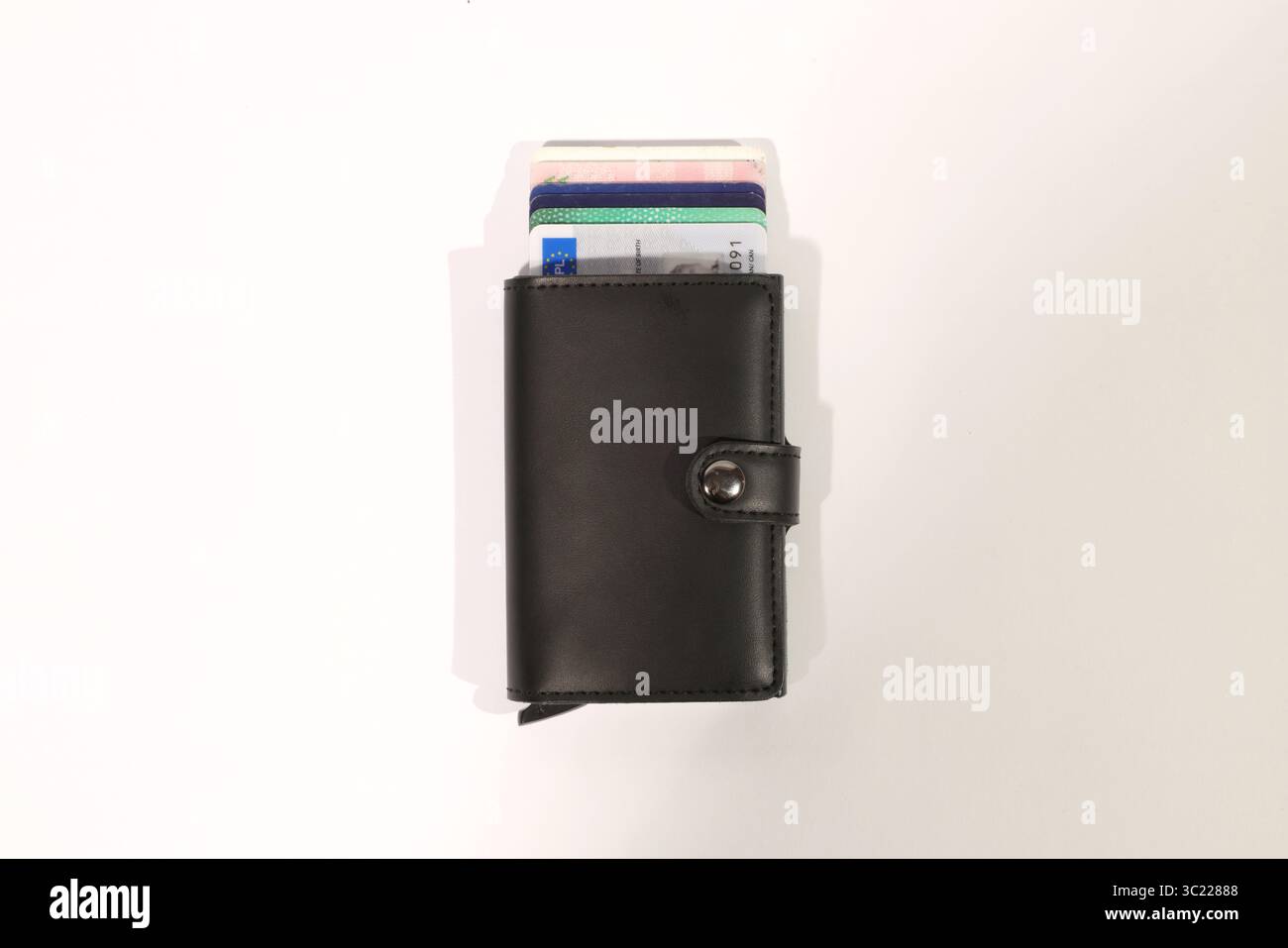 Collezione di portafogli in pelle con carte di credito su sfondo bianco Foto Stock