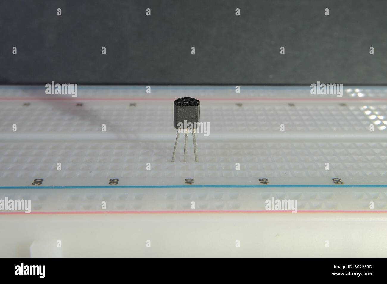 Transistor sulla breadboard. Componente semiconduttore singolo. Foto Stock