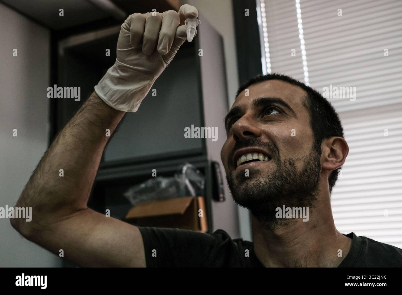 15 aprile 2019 - Tel Aviv, Israele - in una grande svolta medica, i ricercatori dell'Università di Tel Aviv hanno stampato il primo cuore vascolarizzato 3D di worldâ, che comprende cellule, vasi sanguigni, ventricoli e camere utilizzando cellule e materiali biologici propri di patientâ. Fino ad ora, gli scienziati della medicina rigenerativa hanno avuto successo nel stampare solo tessuti semplici senza vasi sanguigni. Gli scienziati del laboratorio del Prof. tal Dvir affermano che lo studio apre la strada a un futuro in cui i pazienti non dovranno più attendere i trapianti né affrontare gli ostacoli del rigetto. (Credito immag Foto Stock