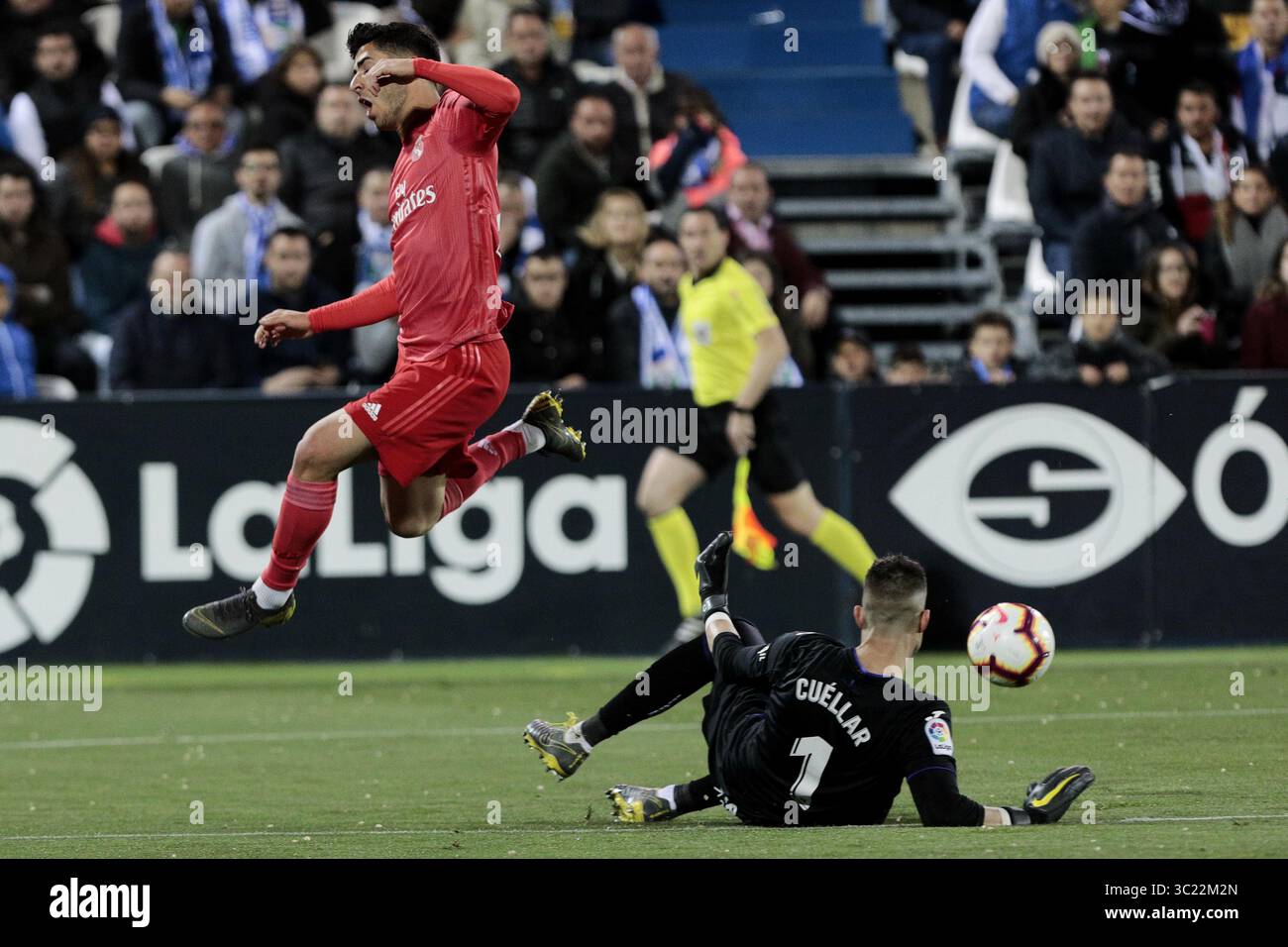 15 aprile 2019 - Leganes, Madrid, Spagna - Ivan Cuellar di CD Leganes e Marco Asensio del Real Madrid durante la partita di la Liga tra CD Leganes e Real Madrid allo stadio Butarque di Leganes, Spagna. Punteggio finale: CD Leganes 1 - Real Madrid 1. (Immagine di credito: © Legan P. Mace/SOPA Images via ZUMA Wire) Foto Stock