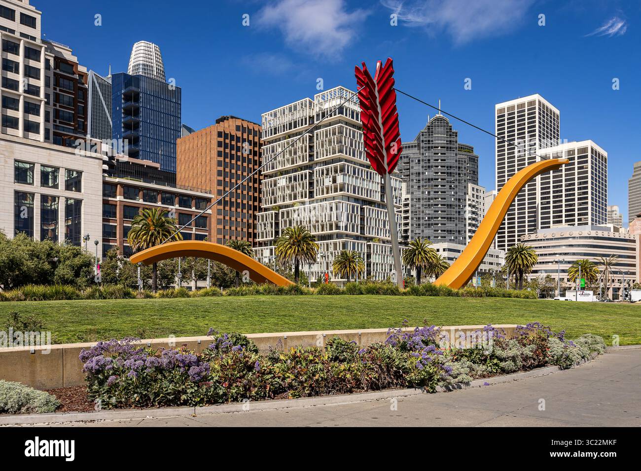 San Francisco, California - USA - 5 agosto 2022: Un bellissimo paesaggio della città di San Francisco raschietto sul lungomare dell'Embarcadero con arco e arro Foto Stock