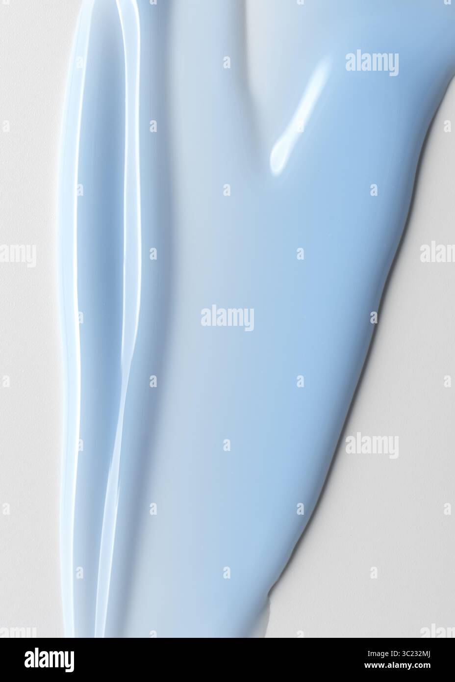 Striscio blu di gel cosmetico lucido su sfondo bianco. Primo piano astratto di prodotto per unghie o texture per la cura della pelle con superficie cremosa e lucida per la bellezza, marchio Foto Stock