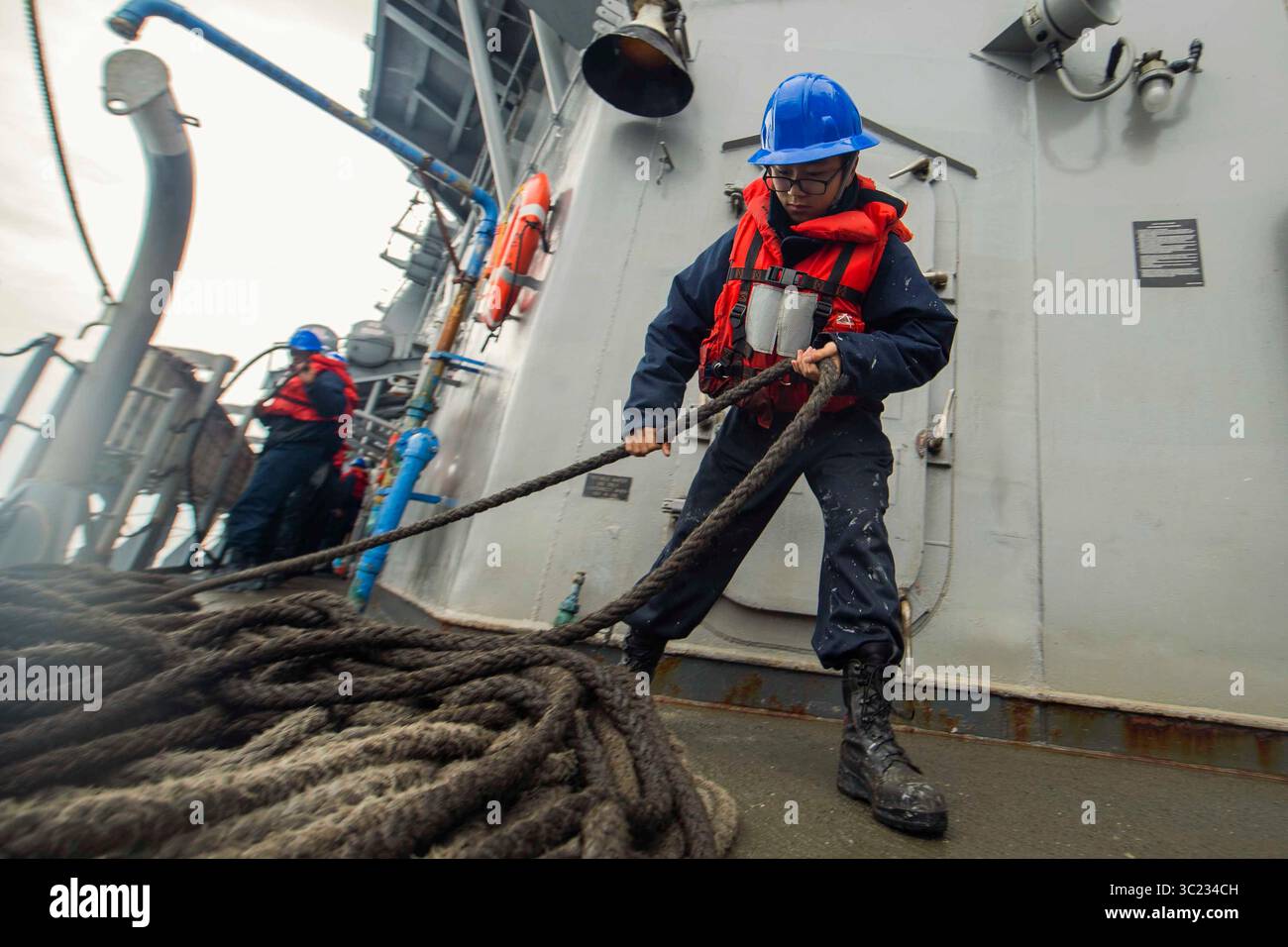 9 aprile 2019 - Oceano Atlantico - Seaman Khang ho, da Austin, Texas, assegnato alla divisione di coperta a bordo dell'incrociatore missilistico guidato classe Ticonderoga USS Leyte Gulf (CG 55), linea di bobine durante un rifornimento in mare (RAS) con la nave di supporto da combattimento veloce USNS Arctic (T-AOE-8). Il Golfo di Leyte è in corso come parte dello spiegamento Abraham Lincoln Carrier Strike Group (ABECSG) a sostegno degli sforzi di cooperazione in materia di sicurezza marittima nelle aree di responsabilità della 5a, 6a e 7a flotta statunitense. (Immagine di credito: © US Navy/ZUMA Wire/ZUMAPRESS.com) Foto Stock 9 aprile 2019 - Oceano Atlantico - Seaman Khang ho, da Austin, Texas, assegnato alla divisione di coperta a bordo dell'incrociatore missilistico guidato classe Ticonderoga USS Leyte Gulf (CG 55), linea di bobine durante un rifornimento in mare (RAS) con la nave di supporto da combattimento veloce USNS Arctic (T-AOE-8). Il Golfo di Leyte è in corso come parte dello spiegamento Abraham Lincoln Carrier Strike Group (ABECSG) a sostegno degli sforzi di cooperazione in materia di sicurezza marittima nelle aree di responsabilità della 5a, 6a e 7a flotta statunitense. (Immagine di credito: © US Navy/ZUMA Wire/ZUMAPRESS.com) Foto Stock