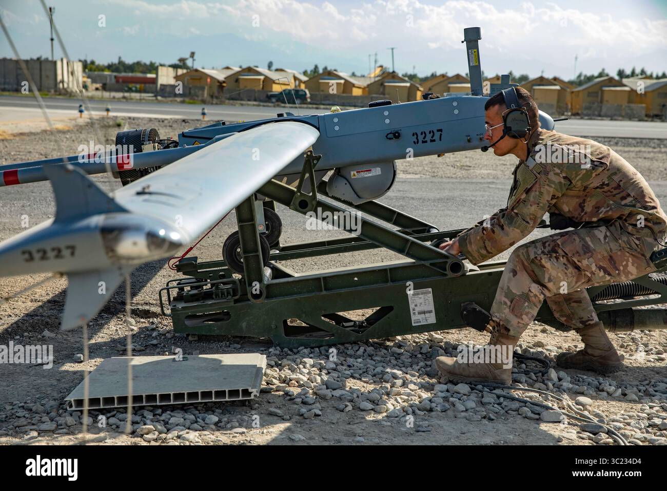 8 aprile 2019 - Provincia di Nangarhar, Afghanistan - SPC. Fernando Marzan, un 15E UAS Maintainer con Det. 1, D Co., 177 BEB, 48th Infantry Brigade Combat Team conduce ispezioni pre-volo sul RQ-7B Shadow UAS nell'Afghanistan orientale. L'unità effettua operazioni 24 ore su 24 per mantenere la visibilità su TAAC-East. (Immagine di credito: © US Air Force/ZUMA Wire/ZUMAPRESS.com) Foto Stock