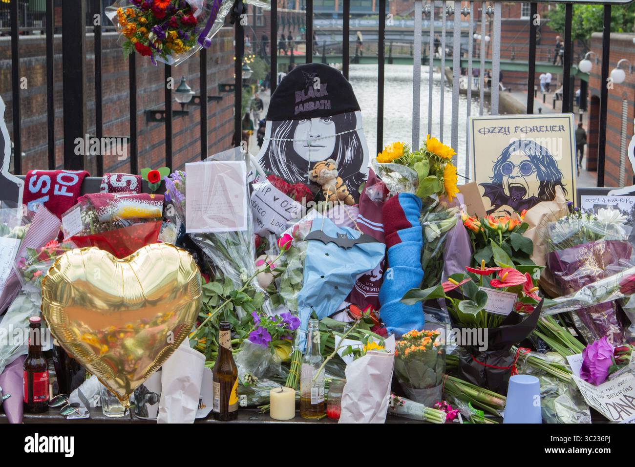 I fan si riuniscono per ricordare Ozzy Osborne al Black Sabbath Bridge, Broad Street Birmingham. Foto Stock