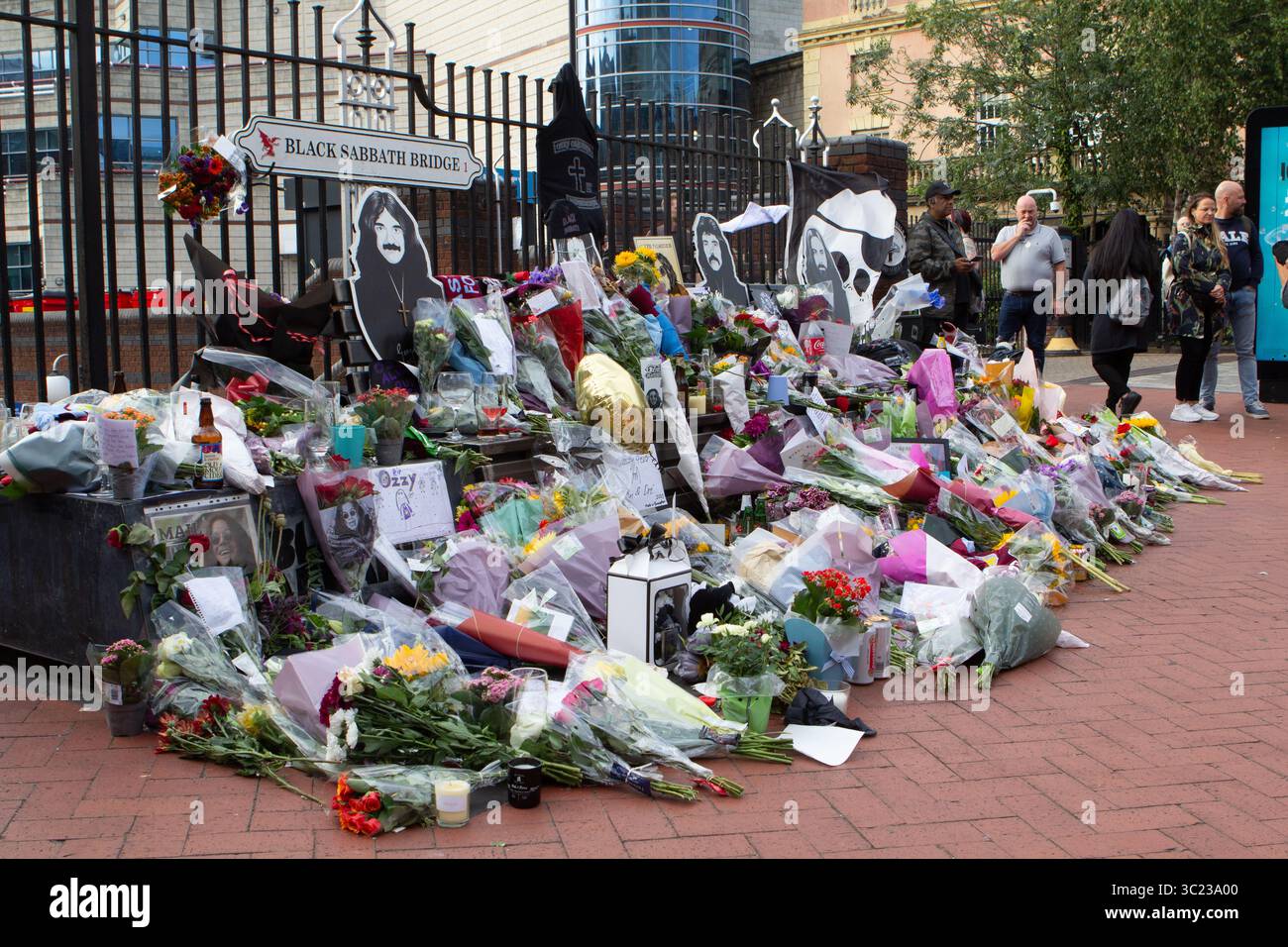 I fan si riuniscono per ricordare Ozzy Osborne al Black Sabbath Bridge, Broad Street Birmingham. Foto Stock