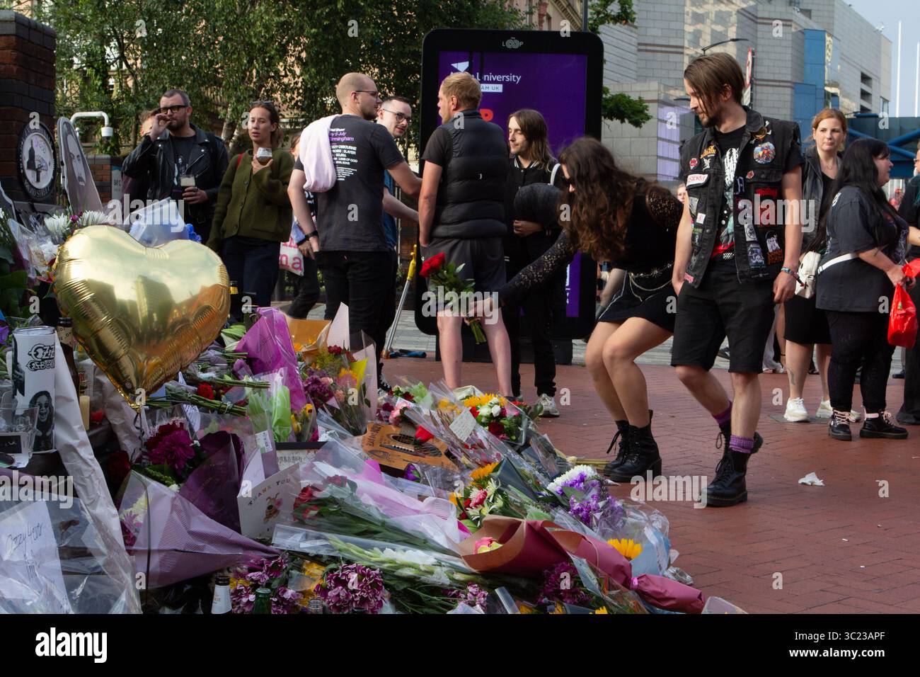 I fan si riuniscono per ricordare Ozzy Osborne al Black Sabbath Bridge, Broad Street Birmingham. Foto Stock