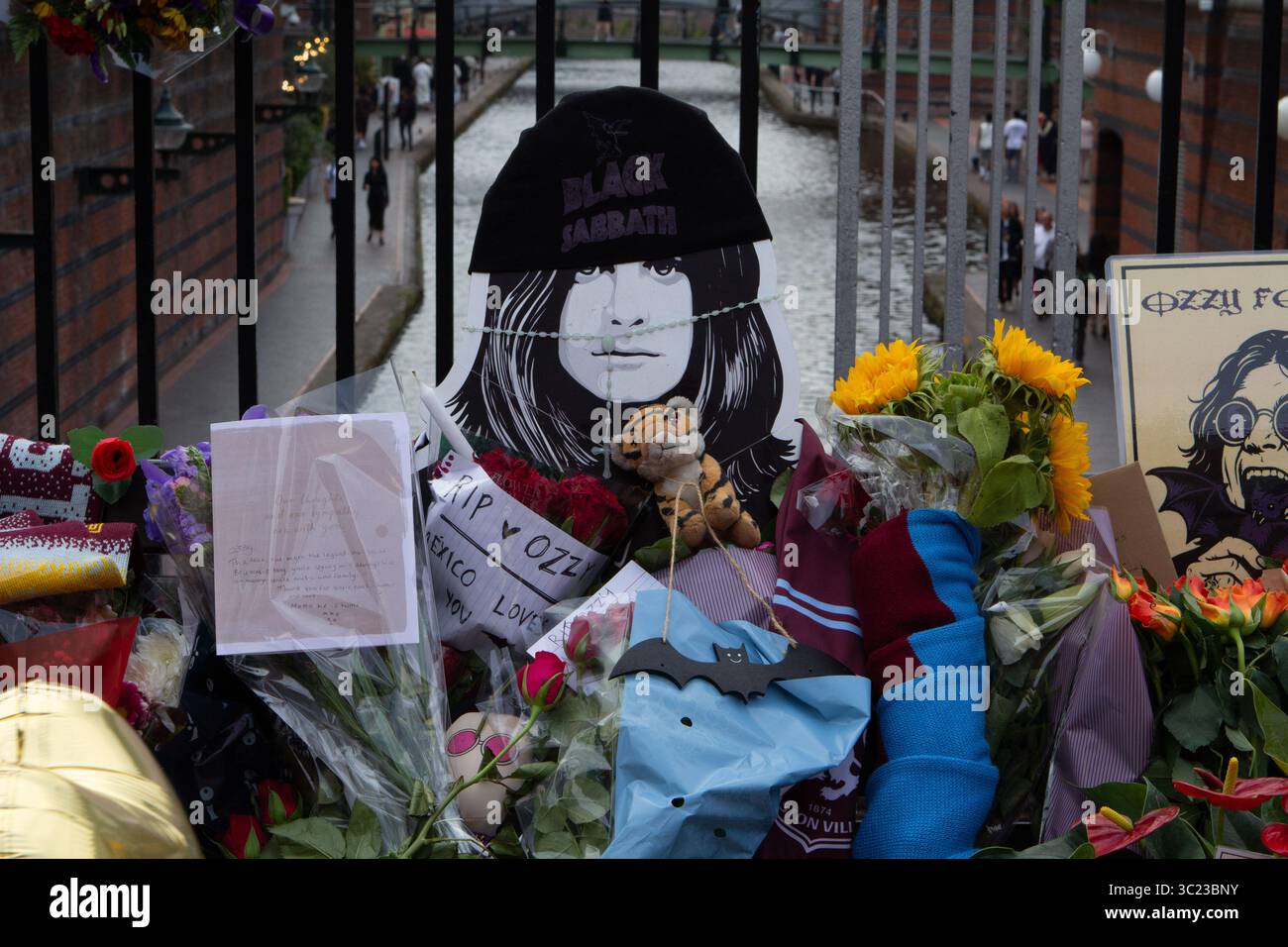 I fan si riuniscono per ricordare Ozzy Osborne al Black Sabbath Bridge, Broad Street Birmingham. Foto Stock