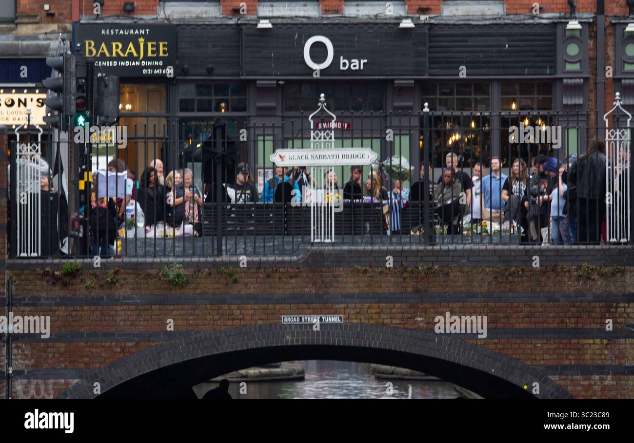I fan si riuniscono per ricordare Ozzy Osborne al Black Sabbath Bridge, Broad Street Birmingham. Foto Stock