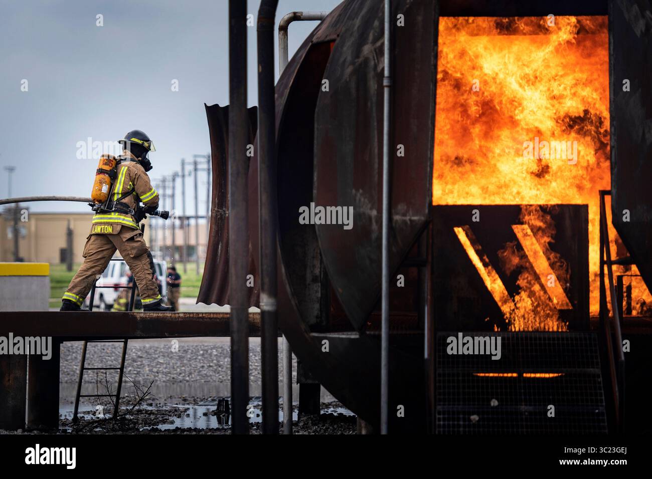 17 aprile 2019 - Sheppard Air Force base, Texas, Stati Uniti - Un vigile del fuoco si trova in posizione per combattere un incendio durante un allenamento presso la Sheppard Air Force base, Texas, 17 aprile 2019. Dipartimenti di Sheppard, Wichita Falls, Texas, e Lawton, Oklahoma, convergeva nella fossa antincendio della Sheppard AFB per praticare diversi metodi di lotta contro il fuoco di un aereo. (Immagine di credito: © U.S. Air Force/ZUMA Wire/ZUMAPRESS.com) Foto Stock