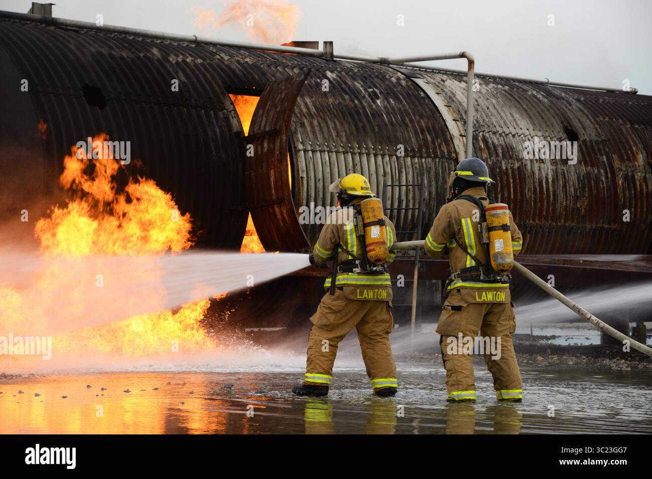 17 aprile 2019 - Wichita Falls, Georgia, Stati Uniti - i vigili del fuoco lavorano insieme per combattere un incendio durante un allenamento presso la Sheppard Air Force base, Texas, 17 aprile 2019. Dipartimenti di Sheppard, Wichita Falls, Texas, e Lawton, Oklahoma, convergeva nella fossa antincendio della Sheppard AFB per praticare diversi metodi di lotta contro il fuoco di un aereo. (Immagine di credito: © U.S. Air Force/ZUMA Wire/ZUMAPRESS.com) Foto Stock