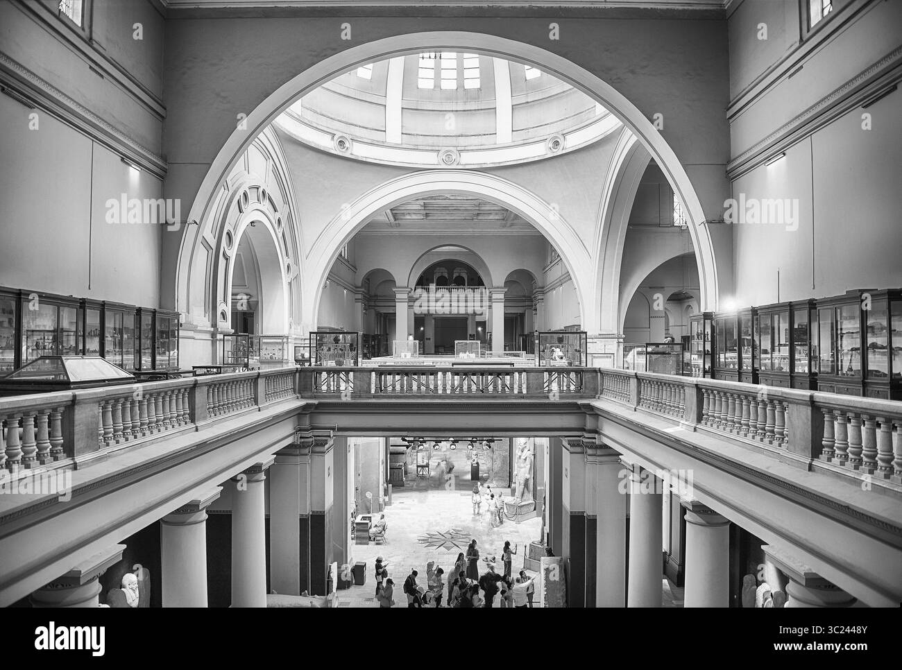 CAIRO, EGITTO - 30 GIUGNO 2025: Vista interna del famoso Museo Egizio in Piazza Tahrir, Cairo, Egitto. Il museo è stato fondato nel 1902 Foto Stock