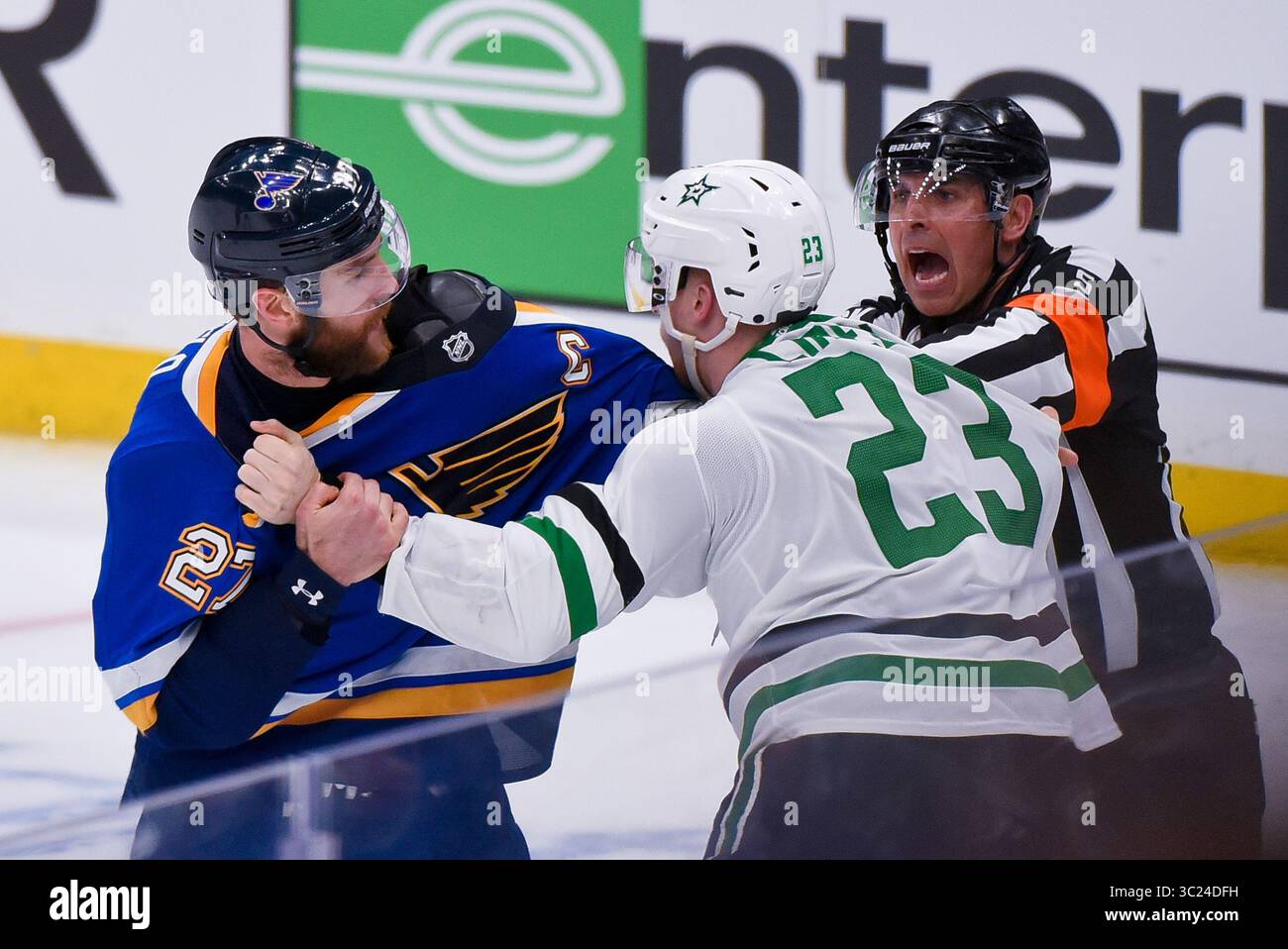 25 aprile 2019: L'arbitro Chris Rooney rompe un potenziale scontro tra i difensori dei St. Louis Blues Alex Pietrangelo (27) e i difensori dei Dallas Stars ESA Lindell (23) durante la prima partita del secondo turno dei playoff della Stanley Cup tra i Dallas Stars e i St. Louis Blues tenutosi all'Enterprise Center di St. Louis City, MO Ulreich/CSM (Credit Image: &Copy; Richard Ulreich/CSM via ZUMA Wire) Foto Stock