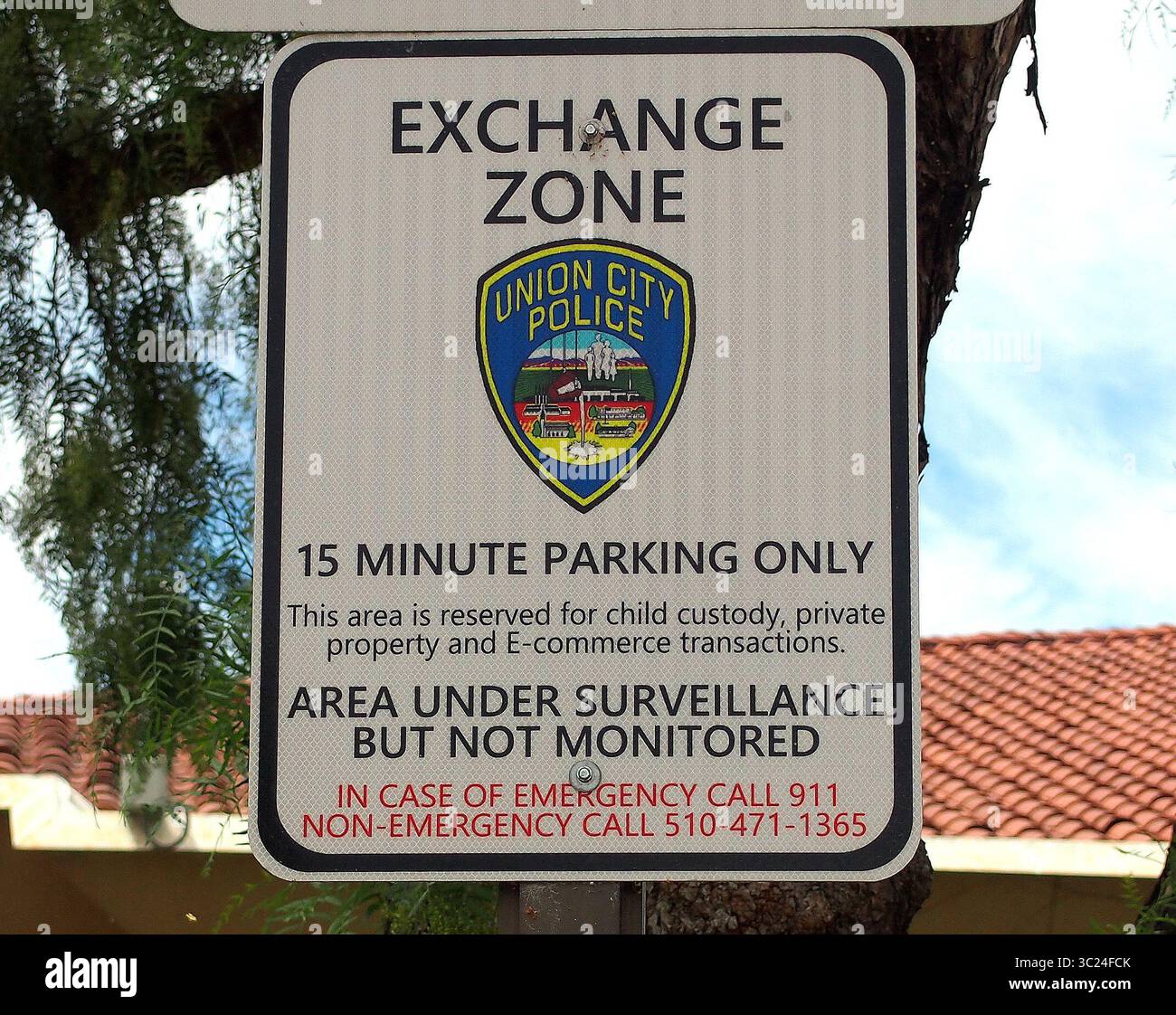 Zona di scambio, area riservata ai cartelli per la custodia dei minori, proprietà privata e transazioni di e-commerce di fronte al dipartimento di polizia di Union City, California. Foto Stock Zona di scambio, area riservata ai cartelli per la custodia dei minori, proprietà privata e transazioni di e-commerce di fronte al dipartimento di polizia di Union City, California. Foto Stock