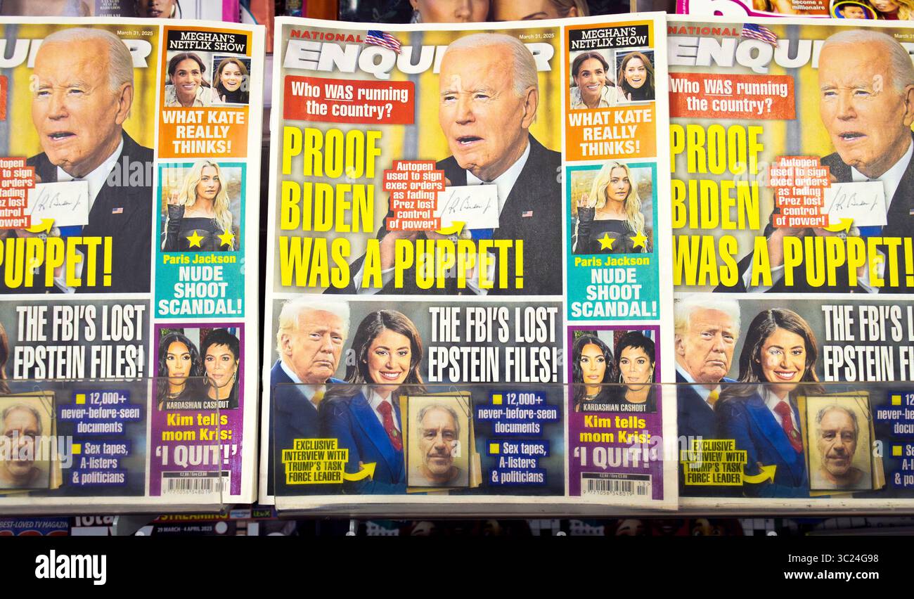 Jeffrey Epstein, Donald Trump e Joe Biden sono i titoli delle notizie su National Enquirer. Lo scandalo ha cavalcato la storia di Biden e l'ultimo finanziere americano. Foto Stock
