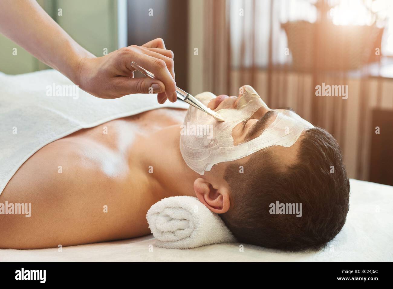 Ritratto dell'uomo con maschera facciale in argilla Foto Stock