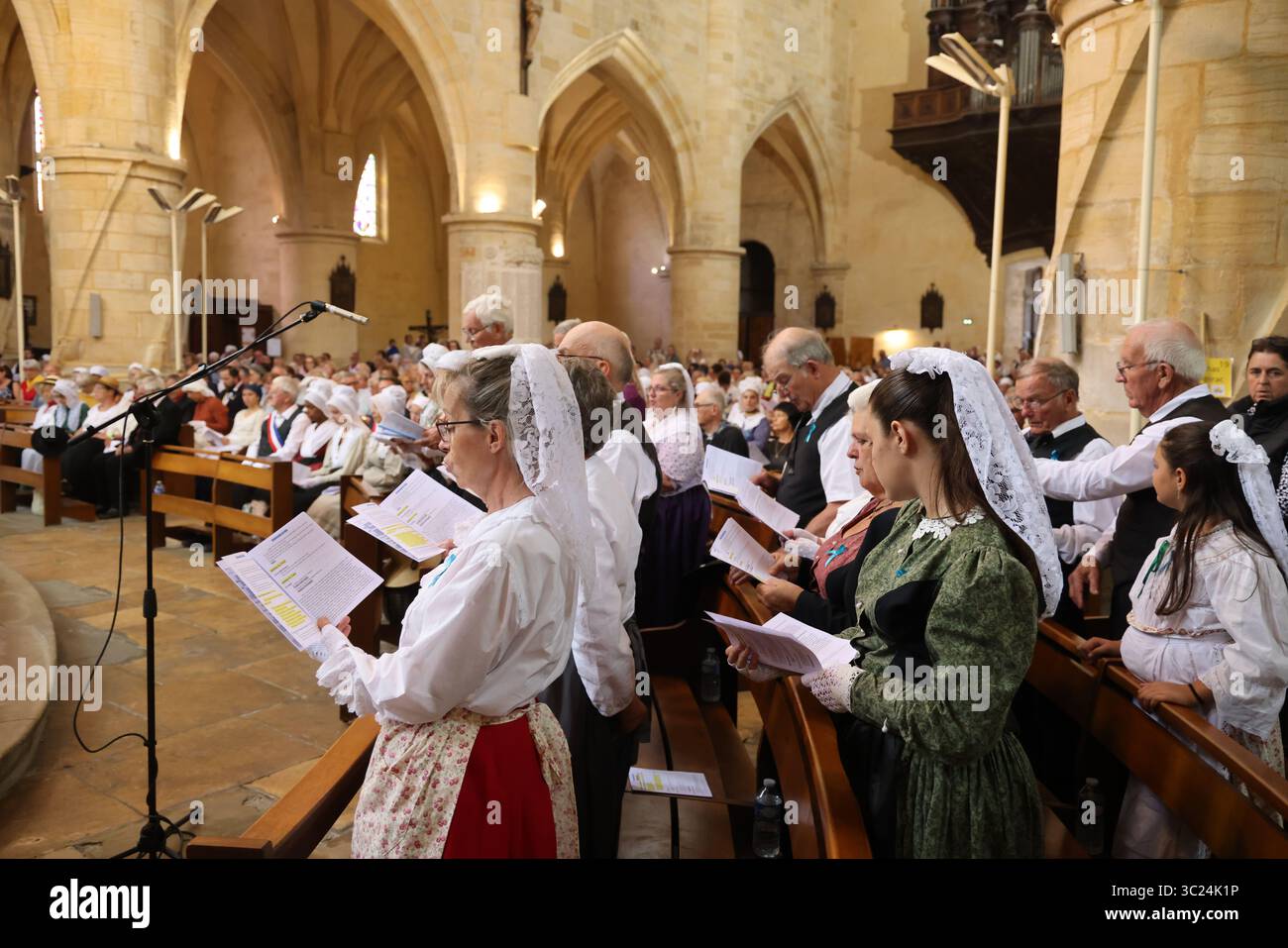 Messa cattolica in lingua occitana e in tradizionale abito Périgord nella Cattedrale di Sarlat durante la Félirée del 2025. Foto Stock