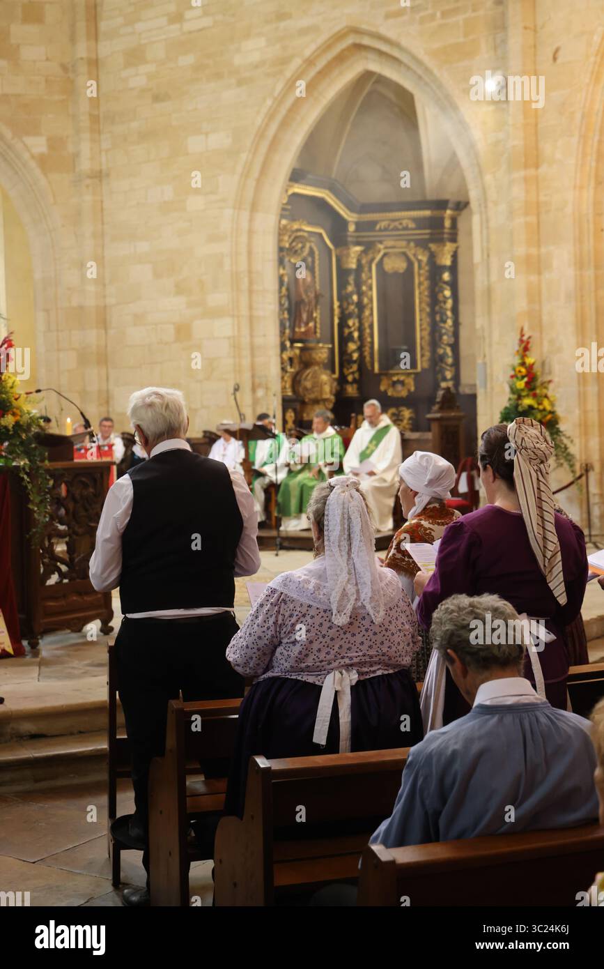 Messa cattolica in lingua occitana e in tradizionale abito Périgord nella Cattedrale di Sarlat durante la Félirée del 2025. Foto Stock