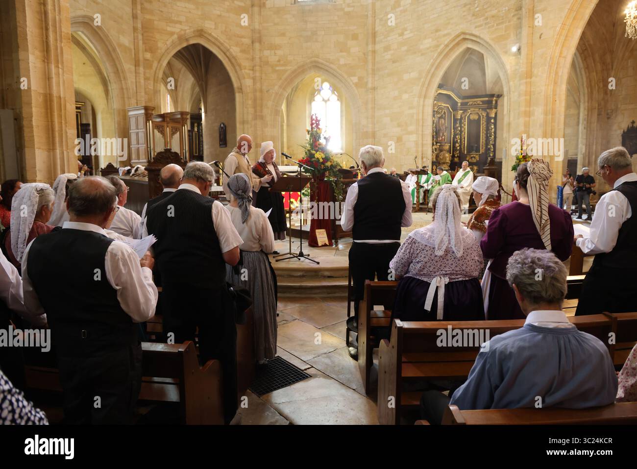 Messa cattolica in lingua occitana e in tradizionale abito Périgord nella Cattedrale di Sarlat durante la Félirée del 2025. Foto Stock
