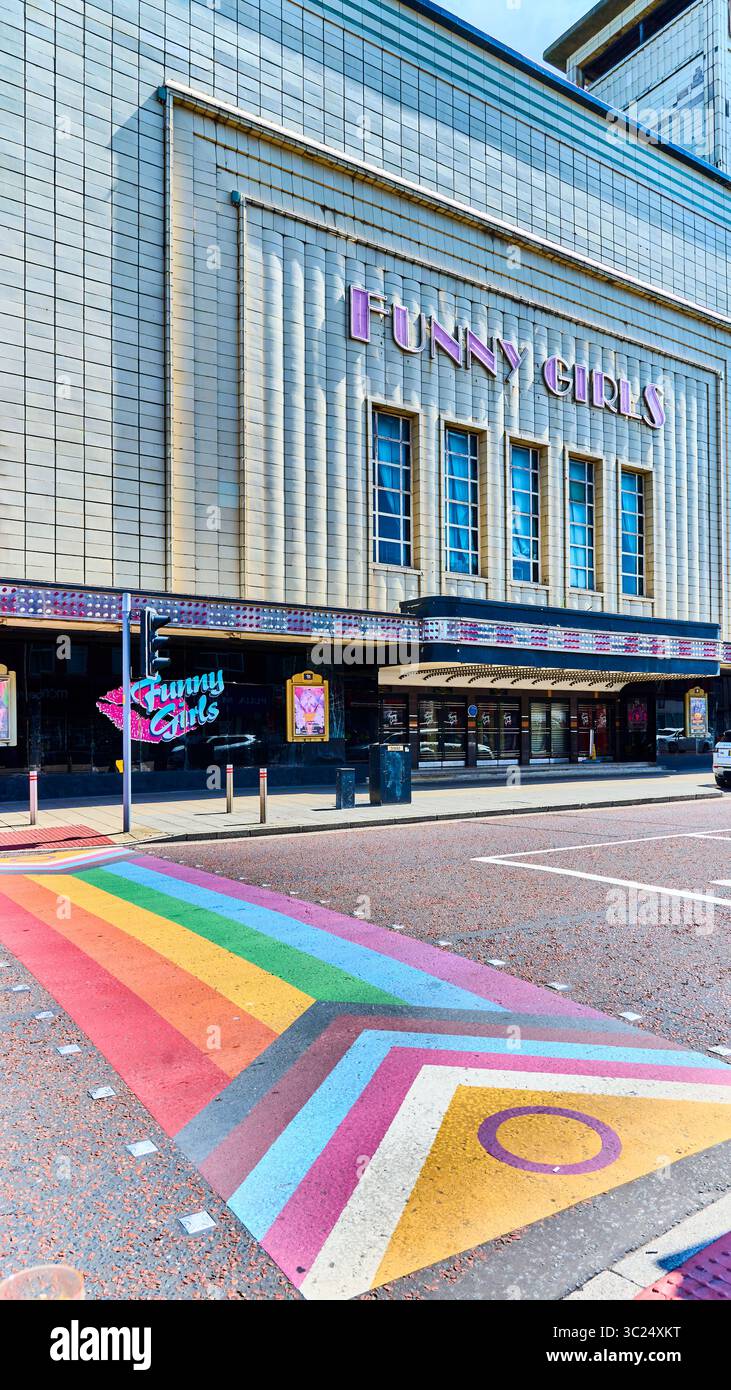 Nightclub Funny Girls e attraversamento pedonale arcobaleno a Blackpool, Regno Unito Foto Stock
