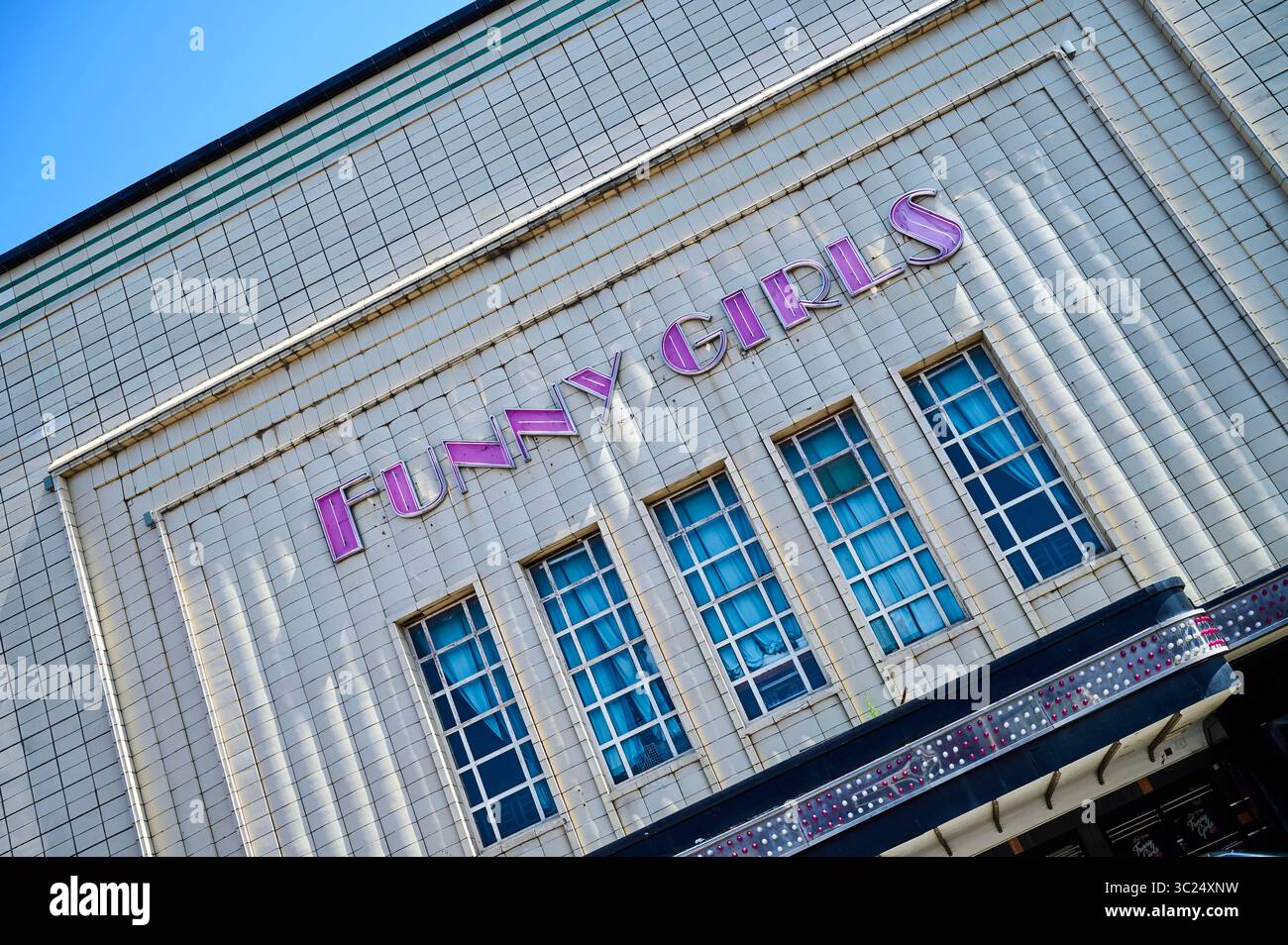 Di fronte al nightclub Funny Girls a Blackpool, Regno Unito Foto Stock