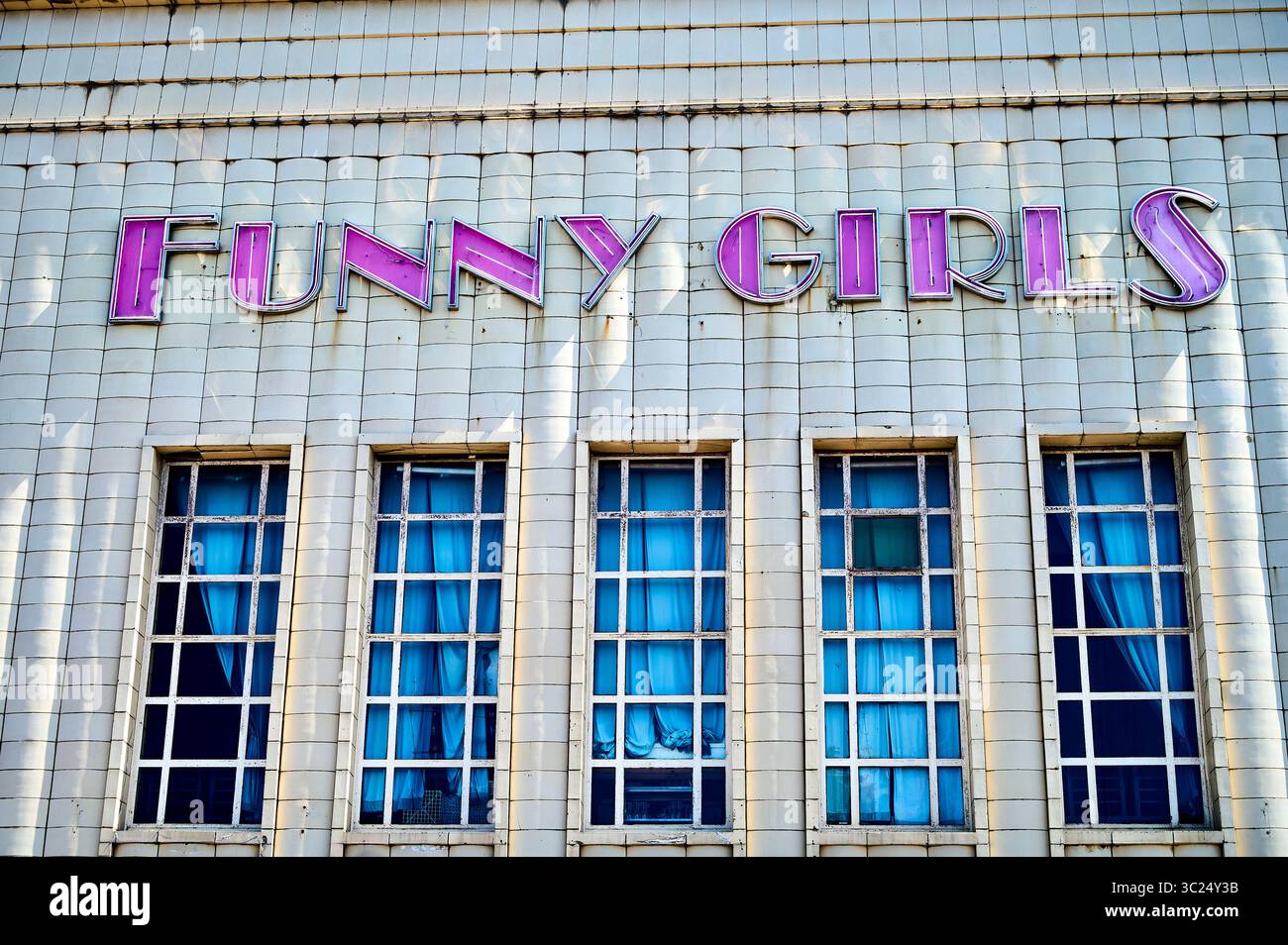 Di fronte al nightclub Funny Girls a Blackpool, Regno Unito Foto Stock