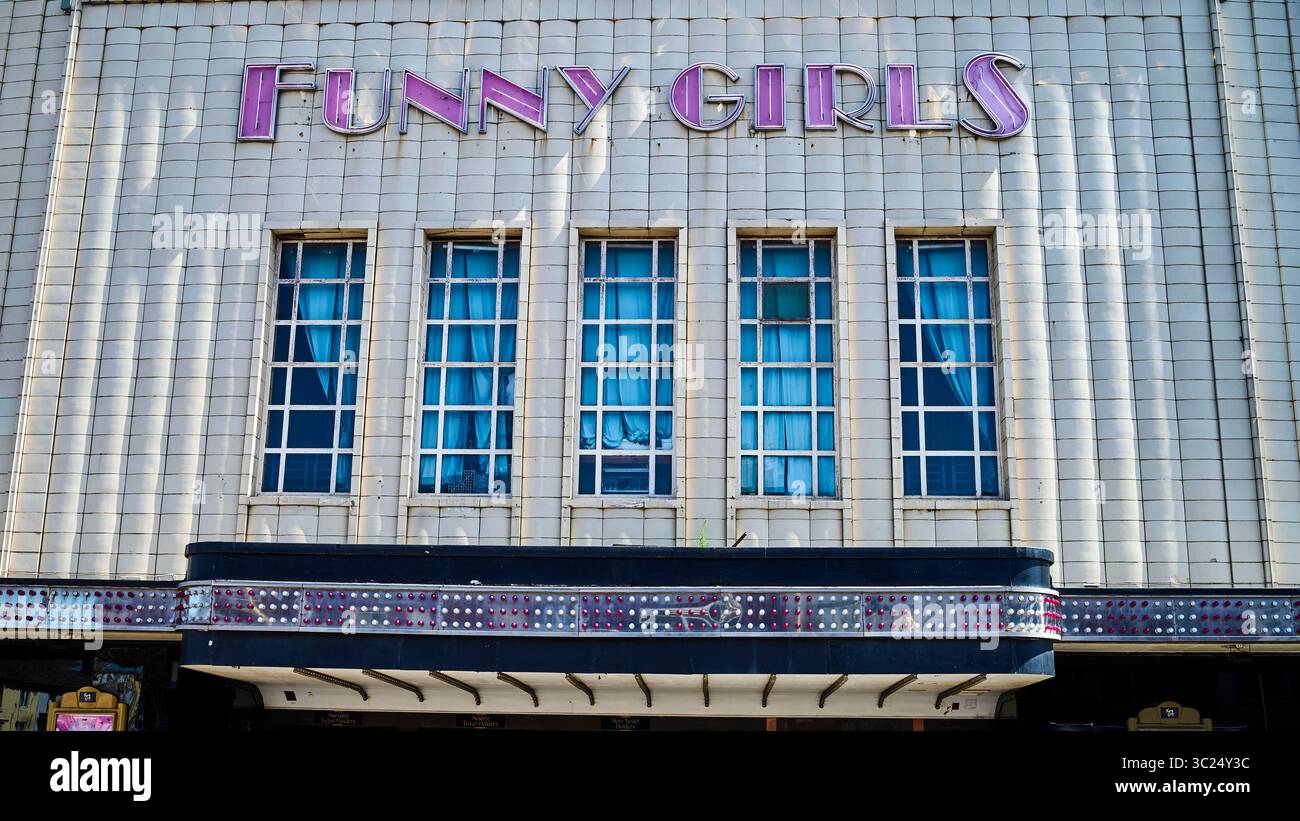 Di fronte al nightclub Funny Girls a Blackpool, Regno Unito Foto Stock
