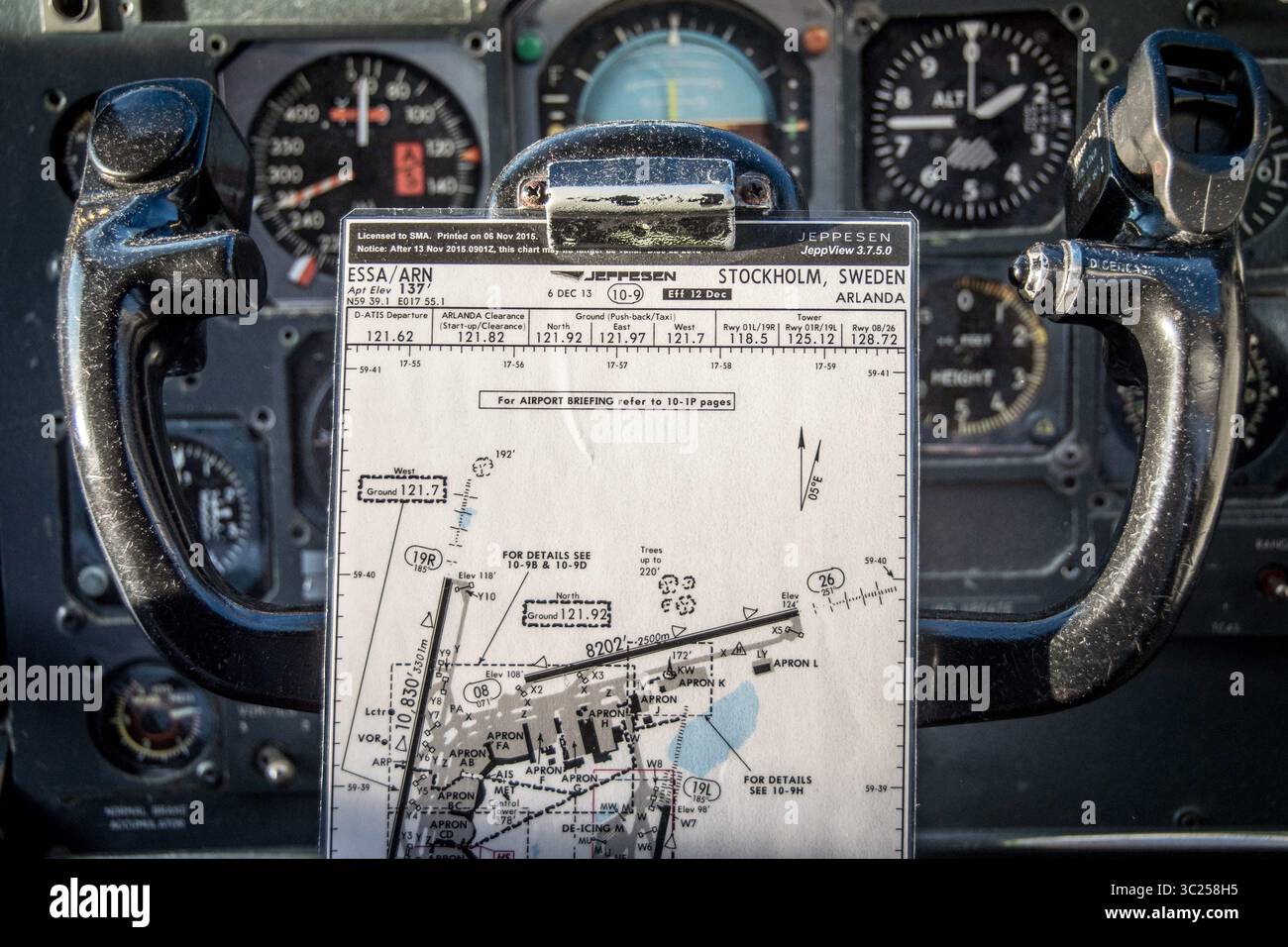 28 giugno 2016 - Stoccolma, Svezia - Stoccolma, Arlanda, Svezia - i vecchi controlli all'interno della cabina di pilotaggio del Jumbo Stay (Jumbohostel), un ostello che è un aereo di linea Boeing 747 convertito. Si trova all'ingresso dell'aeroporto Arlanda di Stoccolma. (Immagine di credito: © Edwin Remsberg / Vwpics/VW Pics via cavo ZUMA) Foto Stock