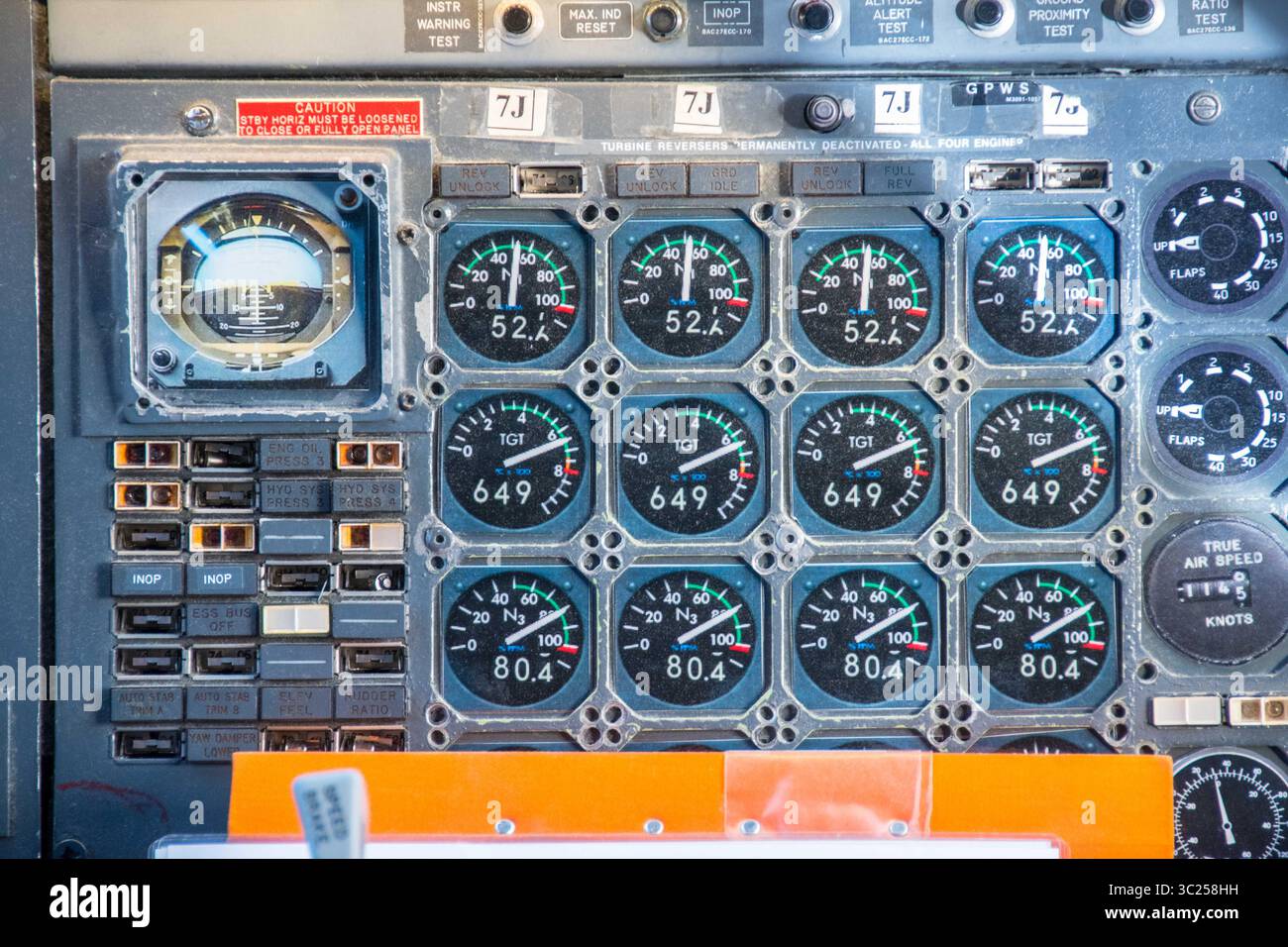 28 giugno 2016 - Stoccolma, Svezia - Stoccolma, Arlanda, Svezia - l'aereo controlla all'interno della cabina di pilotaggio del Jumbo Stay (Jumbohostel), un ostello che è un aereo di linea Boeing 747 convertito. Si trova all'ingresso dell'aeroporto Arlanda di Stoccolma. (Immagine di credito: © Edwin Remsberg / Vwpics/VW Pics via cavo ZUMA) Foto Stock