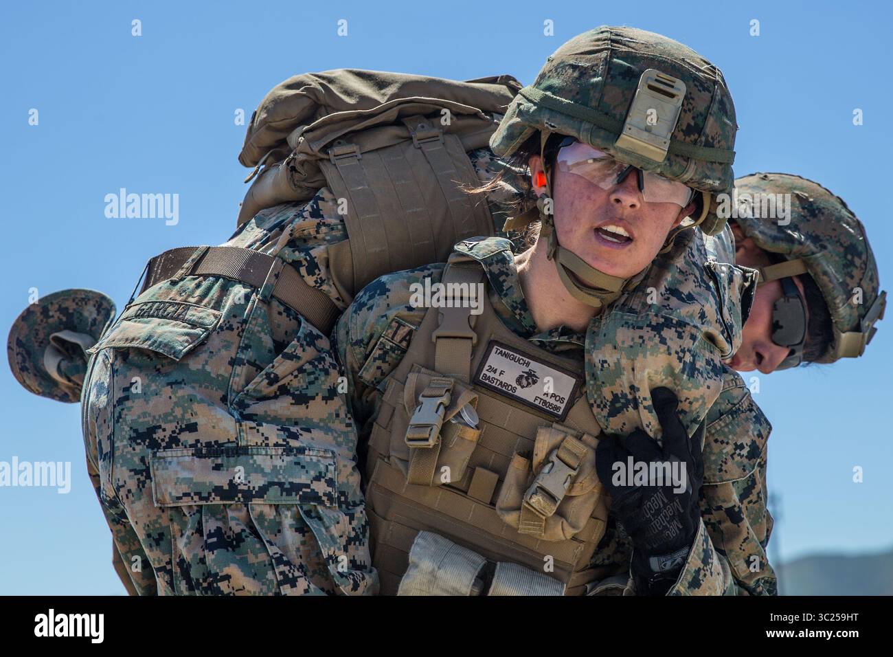 24 aprile 2019 - Camp Pendleton, California, Stati Uniti - U.S. Marine Corps Lance Cpl. Autunno Taniguchi, fuciliere della compagnia F, 2nd Battalion, 4th Marine Regiment, 1st Marine Division, pompiere trasporta il Cpl. Antonio Garcia, un marine di supporto antincendio con 2nd Battalion, 11th Marine Regiment, durante un corso Urban Leadership Course (ULC) presso Marine Corps base Camp Pendleton, California, 24 aprile 2019. L'ULC offre ai Marines l'opportunità di migliorare le loro abilità e abilità di leader di piccole unità in un ambiente di combattimento urbano. (Immagine di credito: © U.S. Marines/ZUMA Wire/ZUMAPRESS.com) Foto Stock