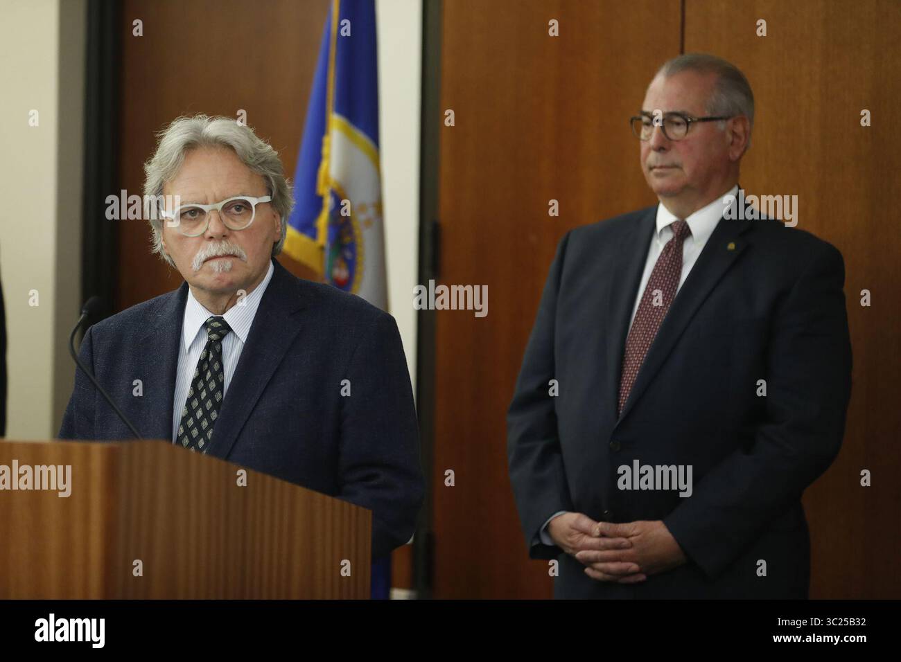 30 aprile 2019 - Minneapolis, Minnesota, Stati Uniti - John Ruszczyk, padre di Justine Damond, parla ai media martedì 30 aprile 2019 a Minneapolis. L'ex agente di polizia di Minneapolis Mohamed Noor è stato dichiarato colpevole di omicidio di terzo grado e omicidio colposo di secondo grado nella sparatoria fatale di Justine Ruszczyk Damond. (Immagine di credito: © TNS via cavo ZUMA) Foto Stock