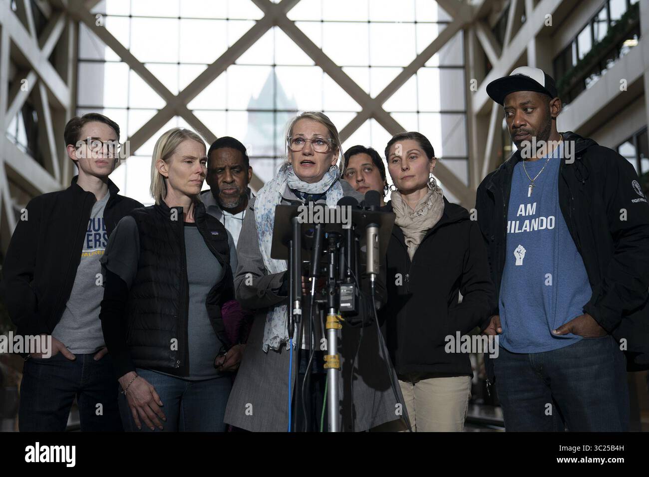 30 aprile 2019 - Minneapolis, Minnesota, Stati Uniti - Sarah Kuhnen parla a nome della giustizia per Justine dopo che l'ex agente di polizia di Minneapolis Mohamed Noor è stato dichiarato colpevole di omicidio di terzo grado e omicidio colposo di secondo grado nella morte per sparatoria di Justine Ruszczyk Damond a Minneapolis martedì 30 aprile 2019. (Immagine di credito: © TNS via cavo ZUMA) Foto Stock