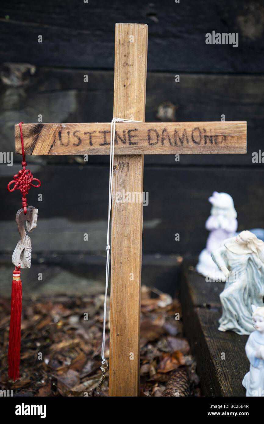 30 aprile 2019 - Minneapolis, Minnesota, USA - Una croce al memoriale di Justine Ruszczyk Damond a Minneapolis martedì 30 aprile 2019. L'ex agente di polizia di Minneapolis Mohamed Noor è stato dichiarato colpevole di omicidio di terzo grado e omicidio colposo di secondo grado nella sparatoria fatale di Damond. (Immagine di credito: © TNS via cavo ZUMA) Foto Stock