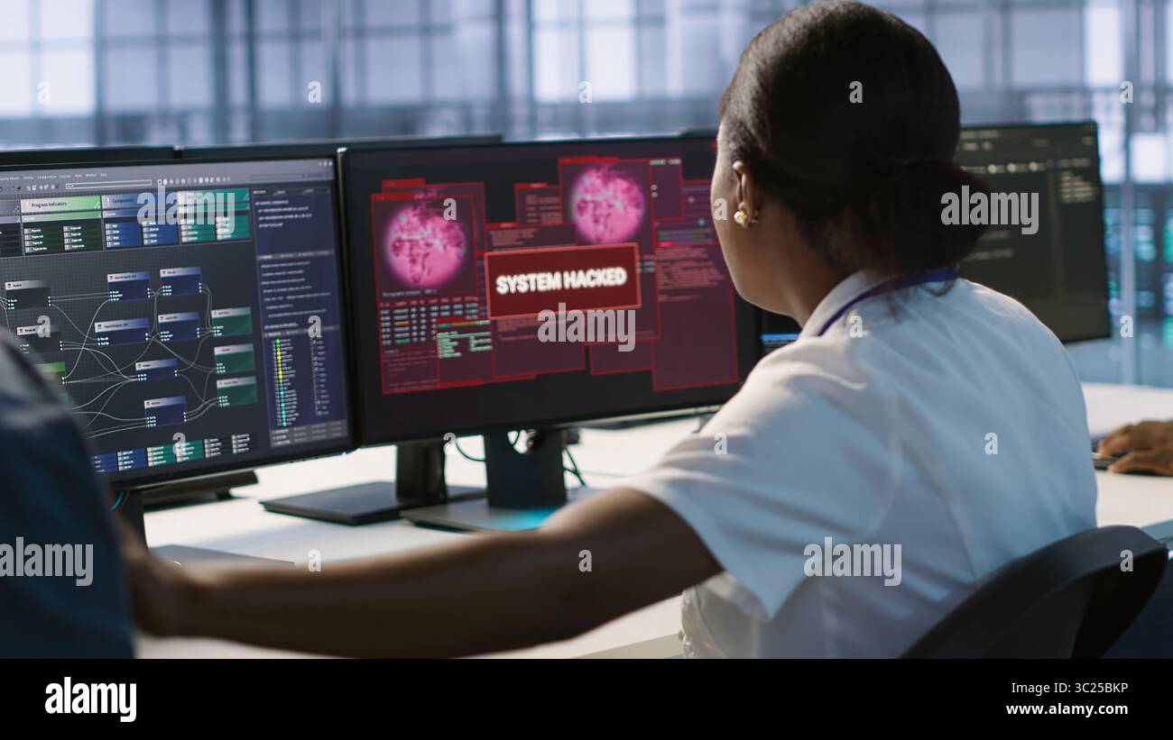 Donna che chiede aiuto al team di sicurezza informatica dopo aver visto incidenti di sicurezza che interessano il sistema di rete del data center, proteggendo l'infrastruttura dagli attacchi degli hacker, telecamera A. Foto Stock