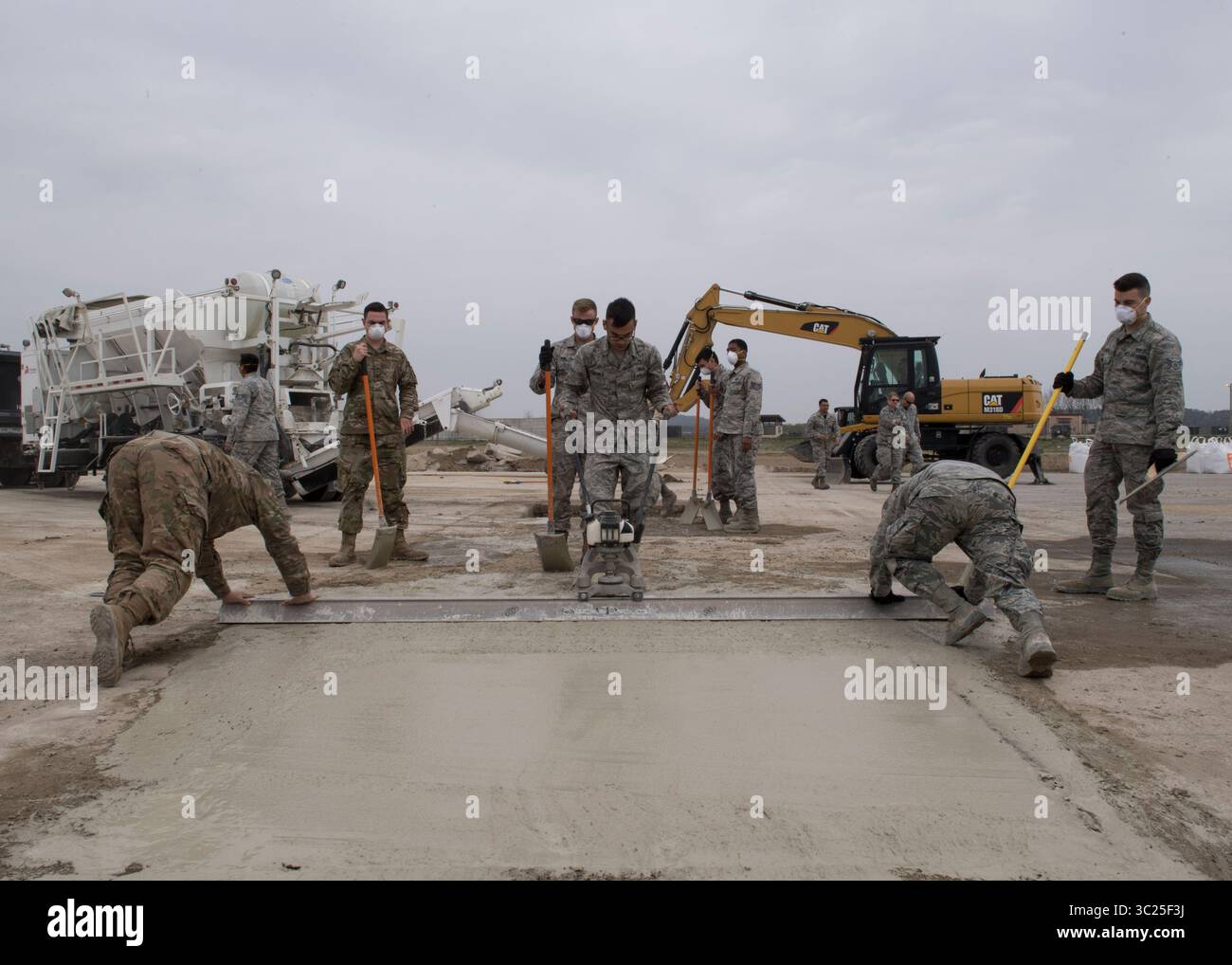 19 aprile 2019 - Osan Air base, Corea del Sud - Airman 1st Class Michael Blumer, 51st Civil Engineer Squadron apprendista, centro, tira un massetto vibrante durante l'addestramento rapido di riparazione di danni all'aeroporto presso la Osan Air base, Corea del Sud, 19 aprile 2019. Il RADR è un processo rapido utilizzato per riparare i danni in un campo di aviazione in cui ingegneri civili valutano i danni, preparano le aree per la riparazione e versano cemento per riportare l'aeroporto allo stato operativo. (Immagine di credito: © U.S. Air Force/ZUMA Wire/ZUMAPRESS.com) Foto Stock