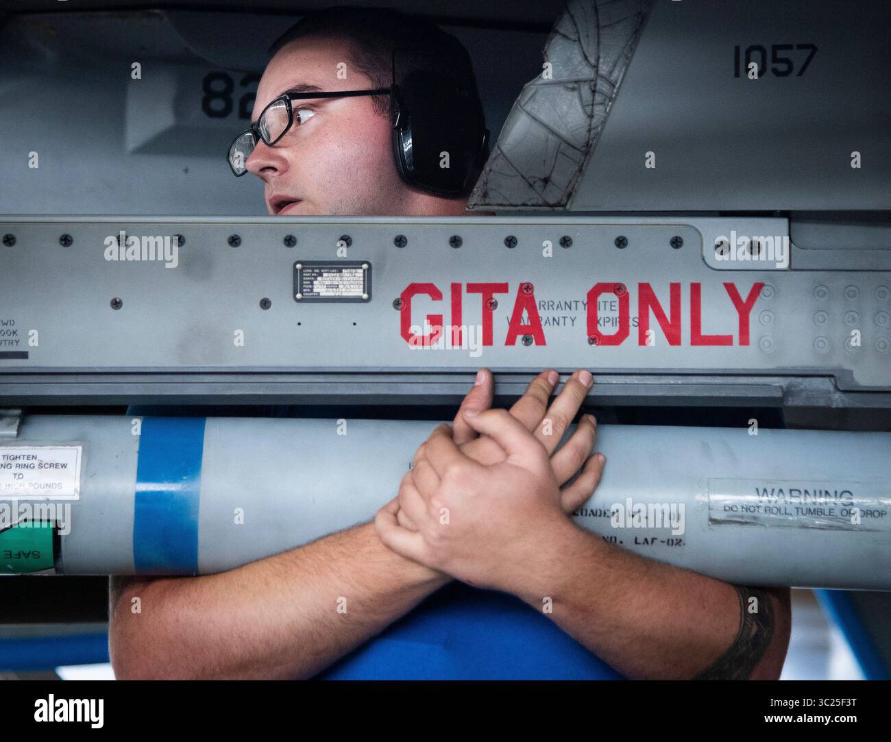 19 aprile 2019 - Eglin Air Force base, Florida, Stati Uniti - Senior Airman Damien Tamberelli, 96th Aircraft Maintenance Squadron Blue, detiene un missile AIM-9X in posizione mentre è assicurato alla 96th test Wing primo quarto gara di carico di armi il 20 aprile 2019, presso Eglin Air Force base, Flag. L'F-16 Blue Team sconfisse l'F-15 Eagle Red Team in una competizione per caricare un AIM-9X e un Mk-82 il più veloce e con il minor numero di errori. (Immagine di credito: © U.S. Air Force/ZUMA Wire/ZUMAPRESS.com) Foto Stock