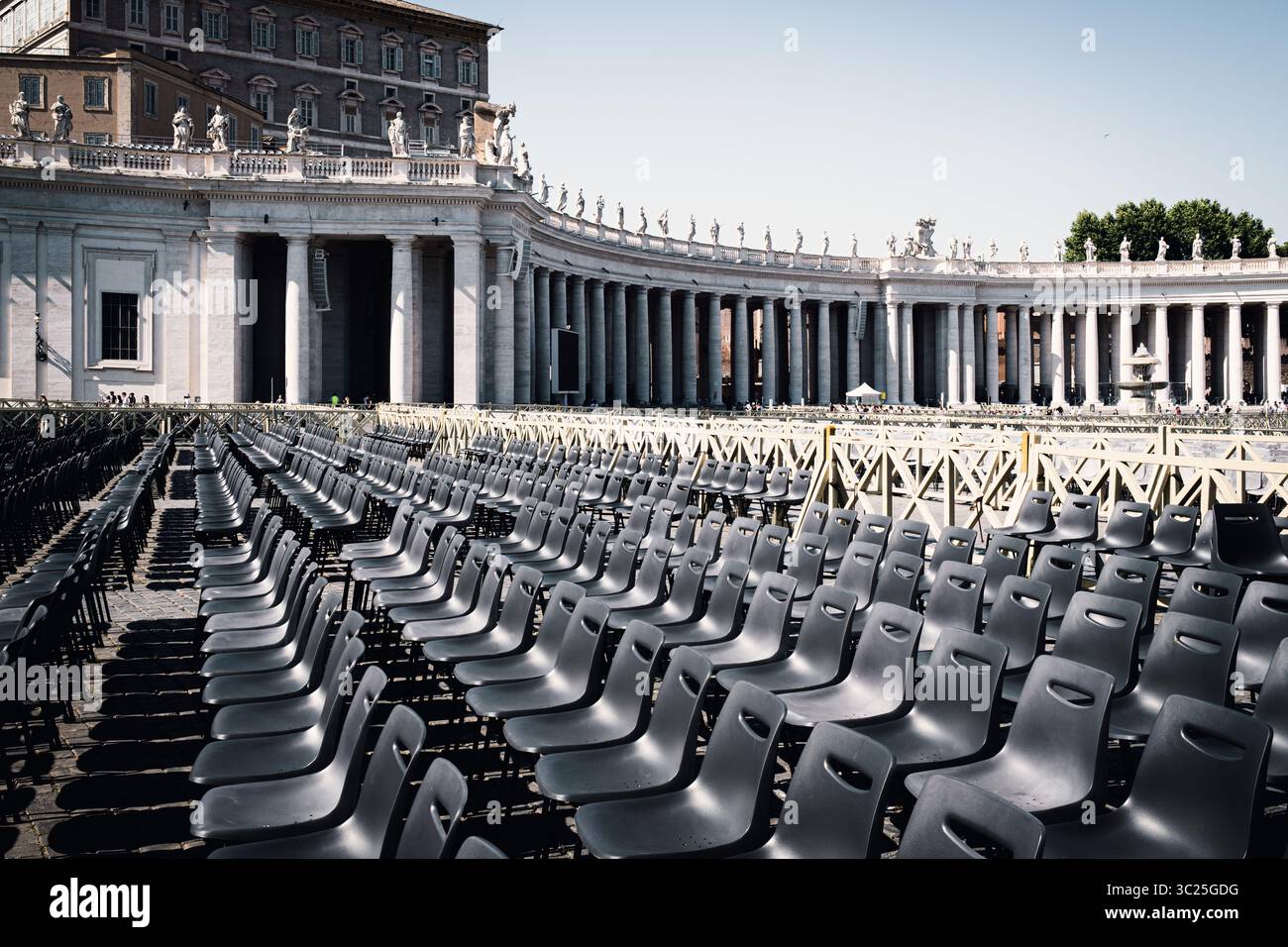 File di sedie vuote di plastica nera disposte ordinatamente in Piazza San Pietro in Vaticano, in attesa di un'imminente udienza papale Foto Stock