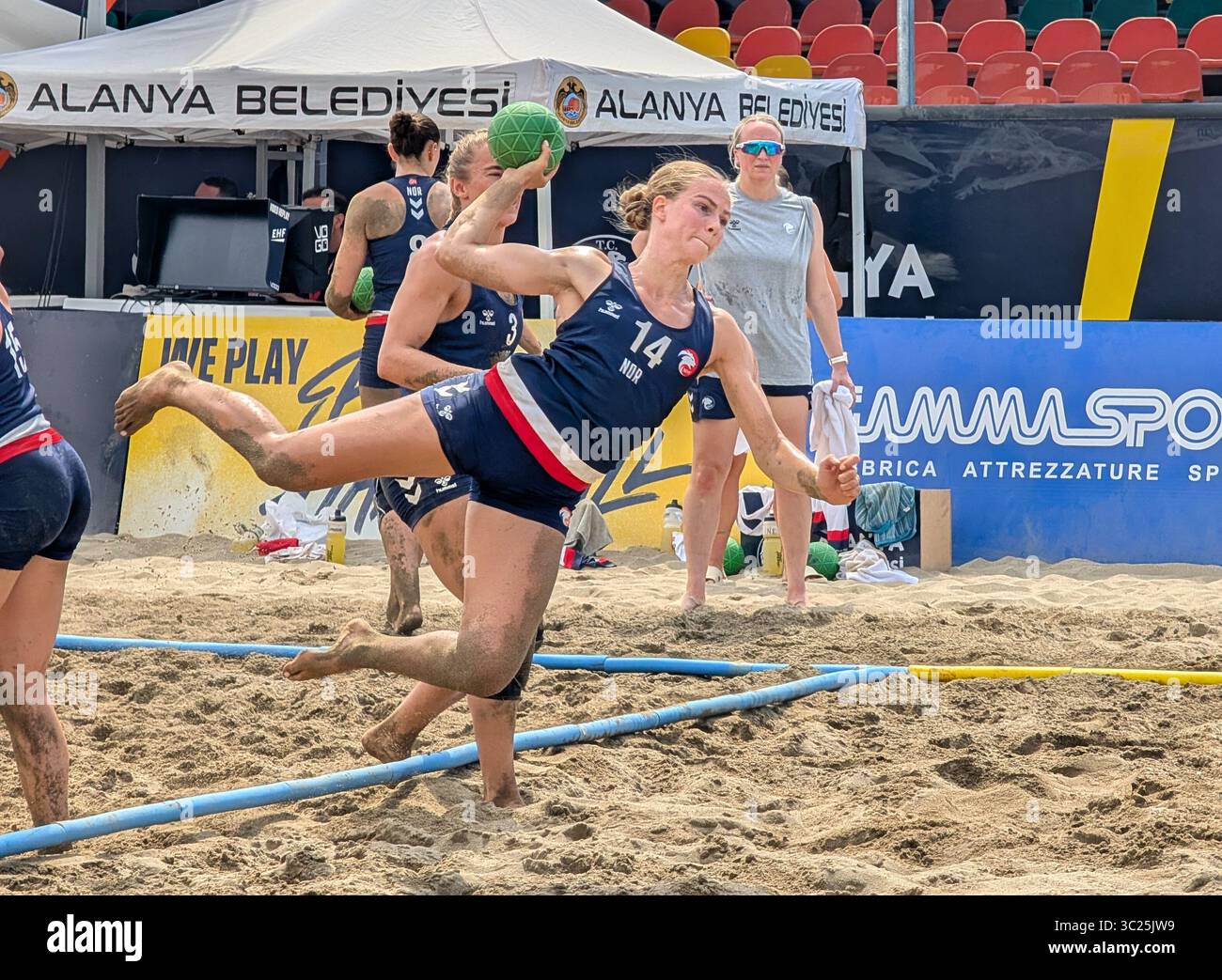 Campionato europeo di pallamano da spiaggia 2025 – azione intensa da parte di una giocatrice di squadra norvegese sulla sabbia di Alanya, Turchia Foto Stock Campionato europeo di pallamano da spiaggia 2025 – azione intensa da parte di una giocatrice di squadra norvegese sulla sabbia di Alanya, Turchia Foto Stock