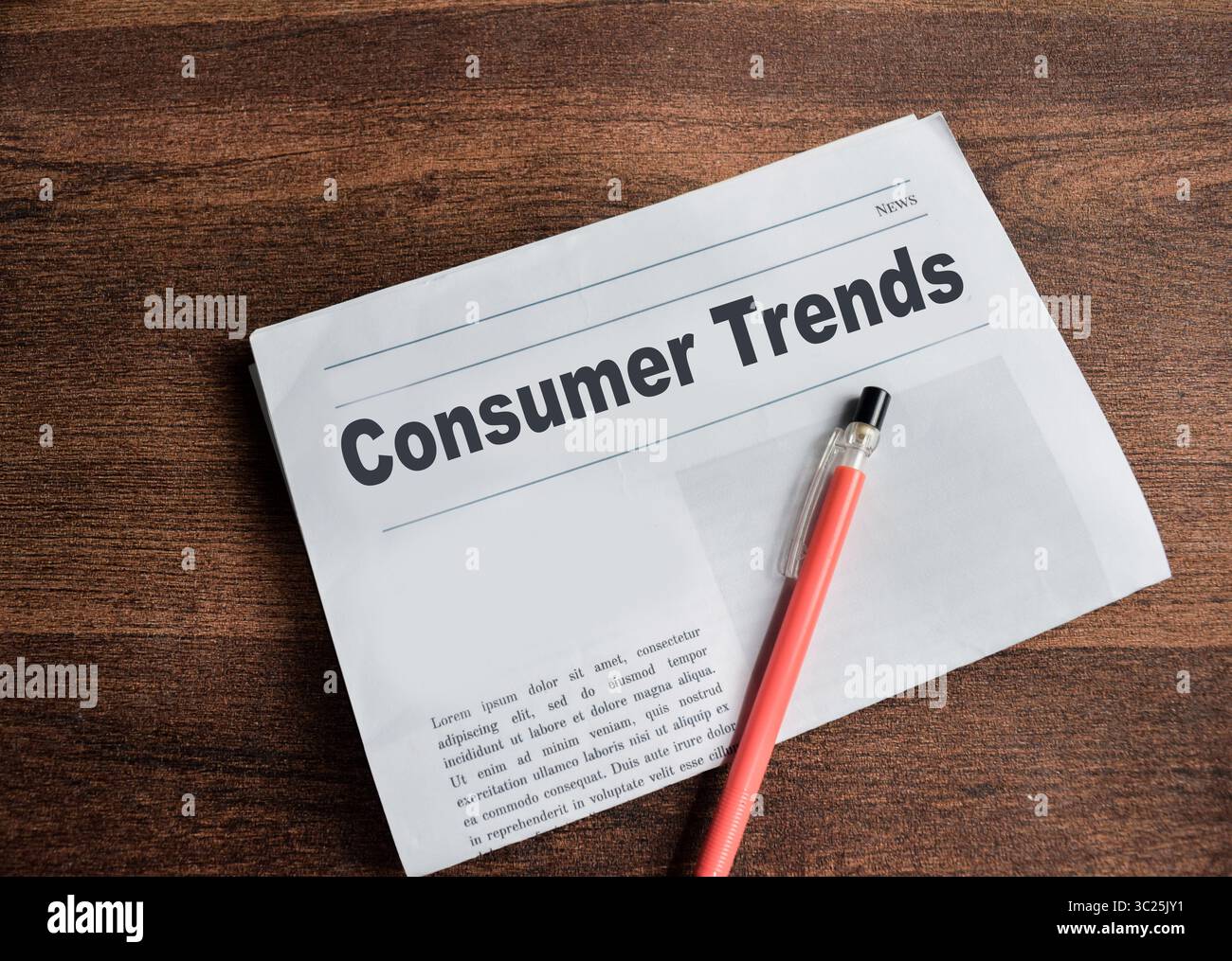 Testo delle tendenze dei consumatori in titolo isolato su una tavola di legno. Concetto di giornale Foto Stock