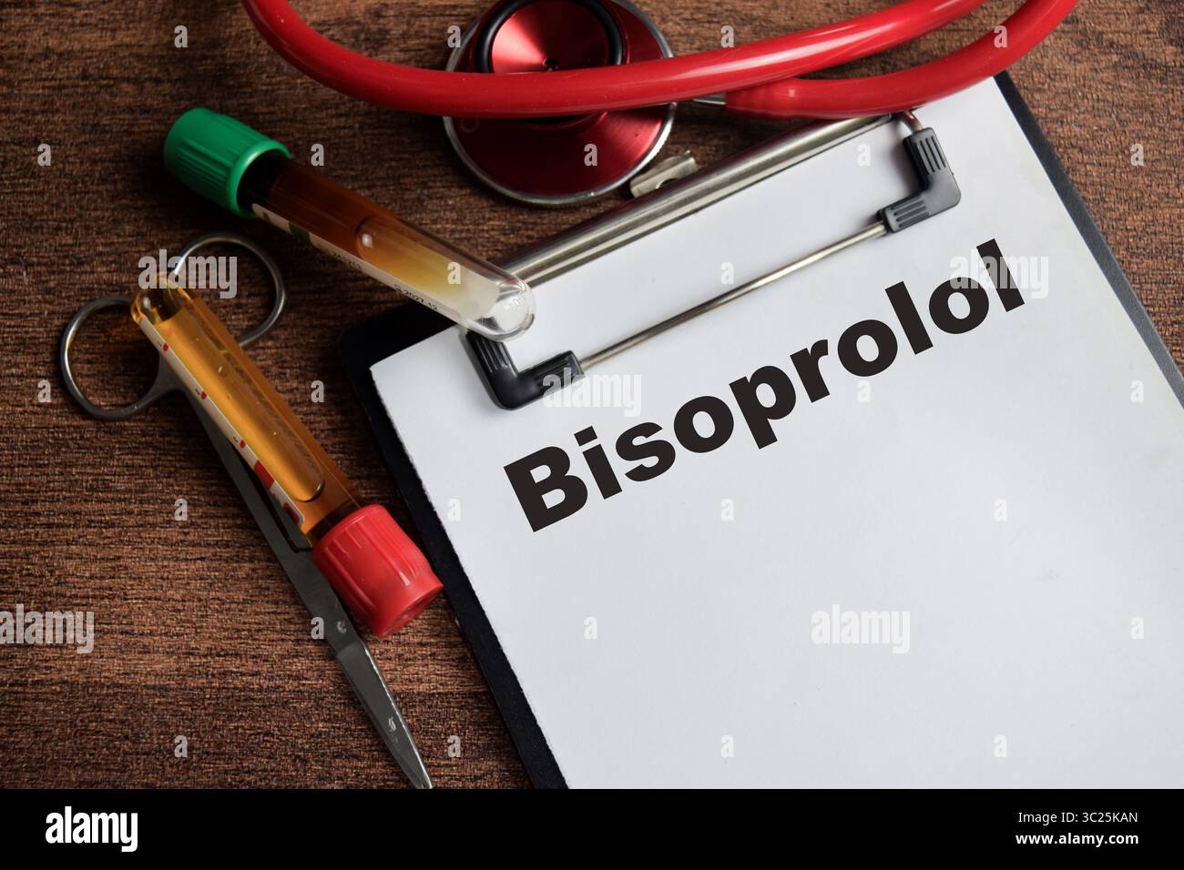 Concetto di scrittura bisoprololo su appunti isolato su tavolo di legno. Foto Stock