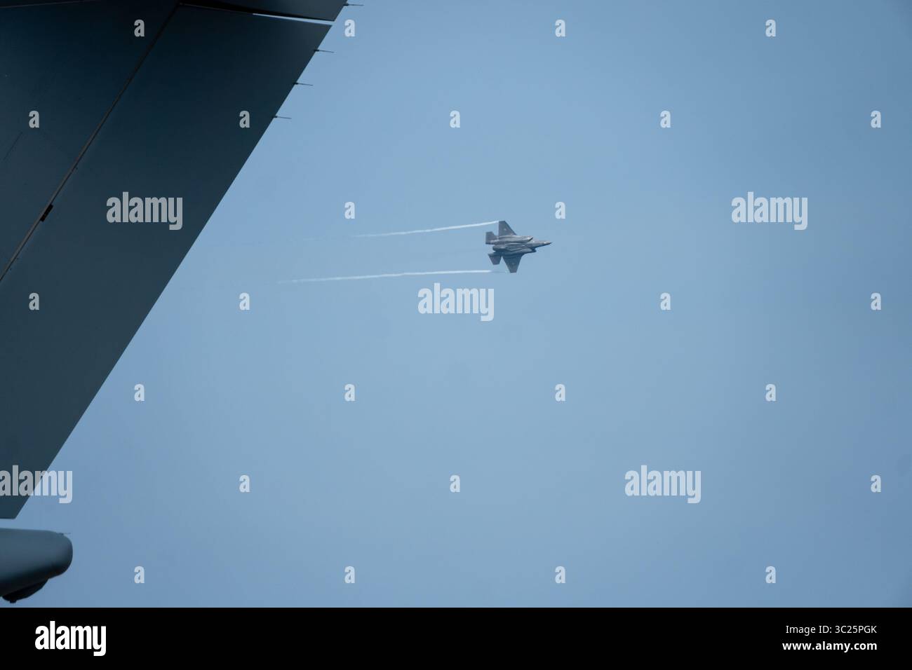 Bali, 19 settembre 2024: Un F-35A Lightning II tira alti G, creando percorsi di vapore sopra il cielo al Bali International Airshow. Foto Stock