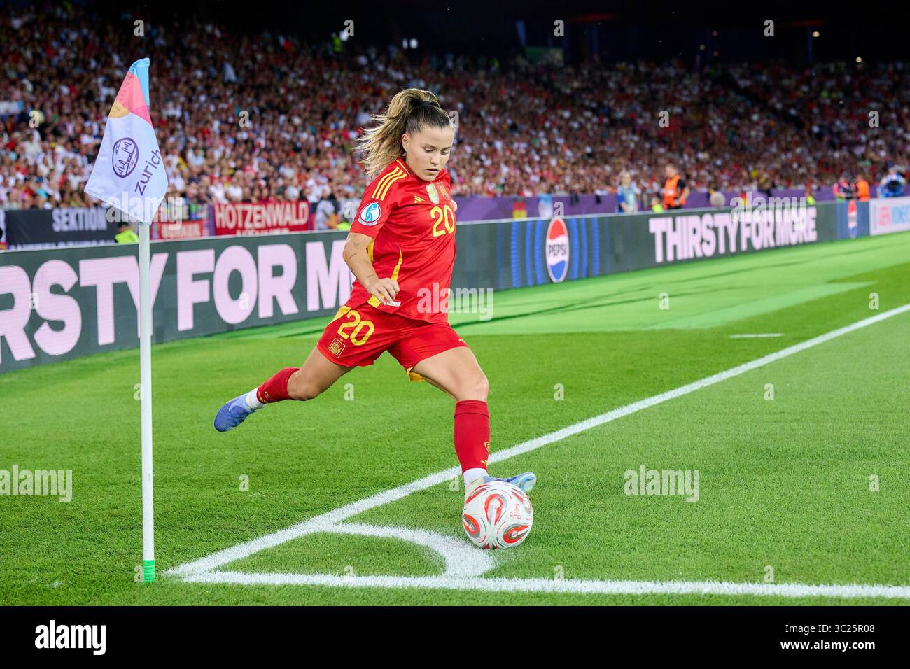 Claudia Pina (20; Spanien) f?hrt eine Ecke aus UEFA Women Euro 2025 Halbfinale: Deutschland Spanien; Z?Rich, Stadion Letzigrund AM 23.07.2025 credito: dpa Picture Alliance/Alamy Live News Foto Stock