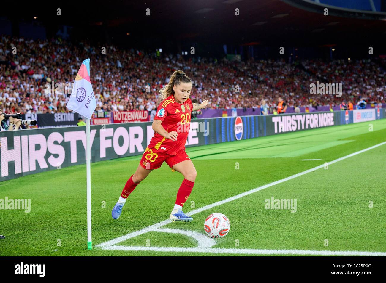 Claudia Pina (20; spagnolo) f?hrt eine Ecke aus am Spielfeldrand UEFA Womens Euro 2025 Halbfinale: Deutschland Spanien; Z?Rich, Stadion Letzigrund AM 23.07.2025 credito: dpa Picture Alliance/Alamy Live News Foto Stock