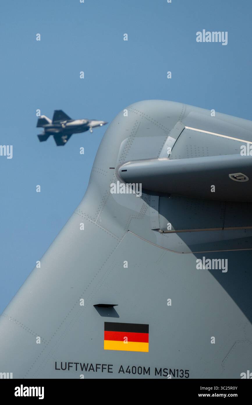 Bali, 20 settembre 2024: Un F-35 esegue un flyby oltre la coda di un Airbus tedesco della Luftwaffe A400M durante il Bali Airshow Foto Stock
