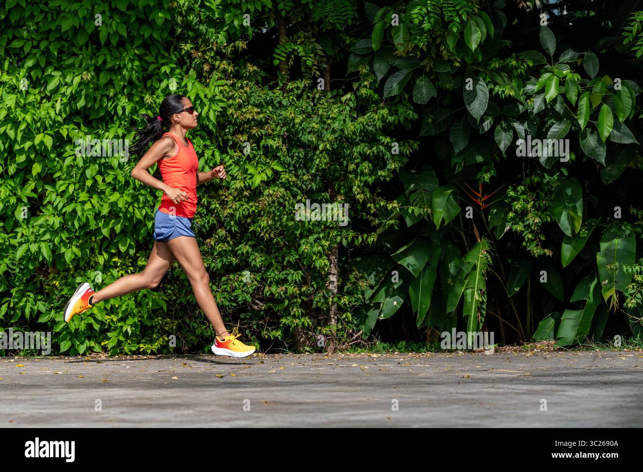 Giovane donna latina che corre nella città di Panama, Panama - foto stock Foto Stock