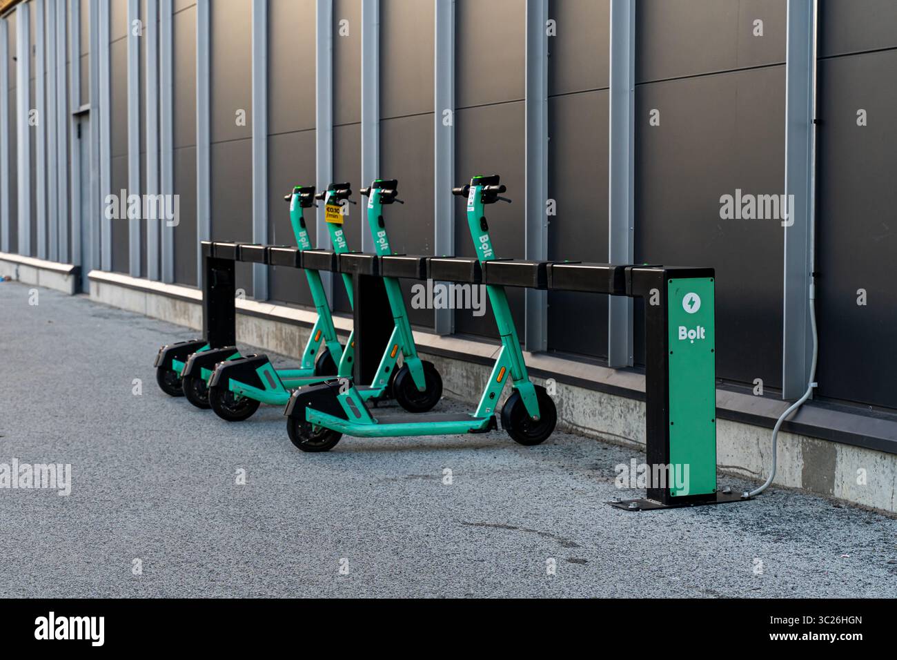 Scooter elettrici parcheggiati su un marciapiede a Tallinn, in Estonia, in una giornata estiva di sole Foto Stock