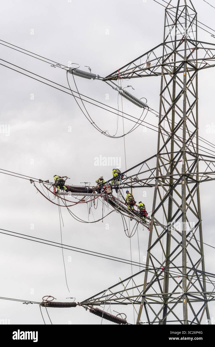 Ingegneri elettrici di Kier che effettuano lavori di manutenzione su linee elettriche aeree / tralicci a Southampton, Hampshire, Inghilterra, Regno Unito Foto Stock