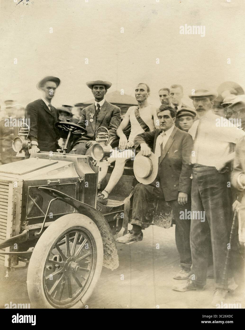 T.J. Hicks, Boston, vincitore della Marathon Race, dopo il traguardo. [Hicks riposa in auto.] [Olimpiadi del 1904]. Fotografia di Jessie Tarbox Beals, 1904 fonte: Missouri History Museum Photograph and Print Collection. n15579 Foto Stock