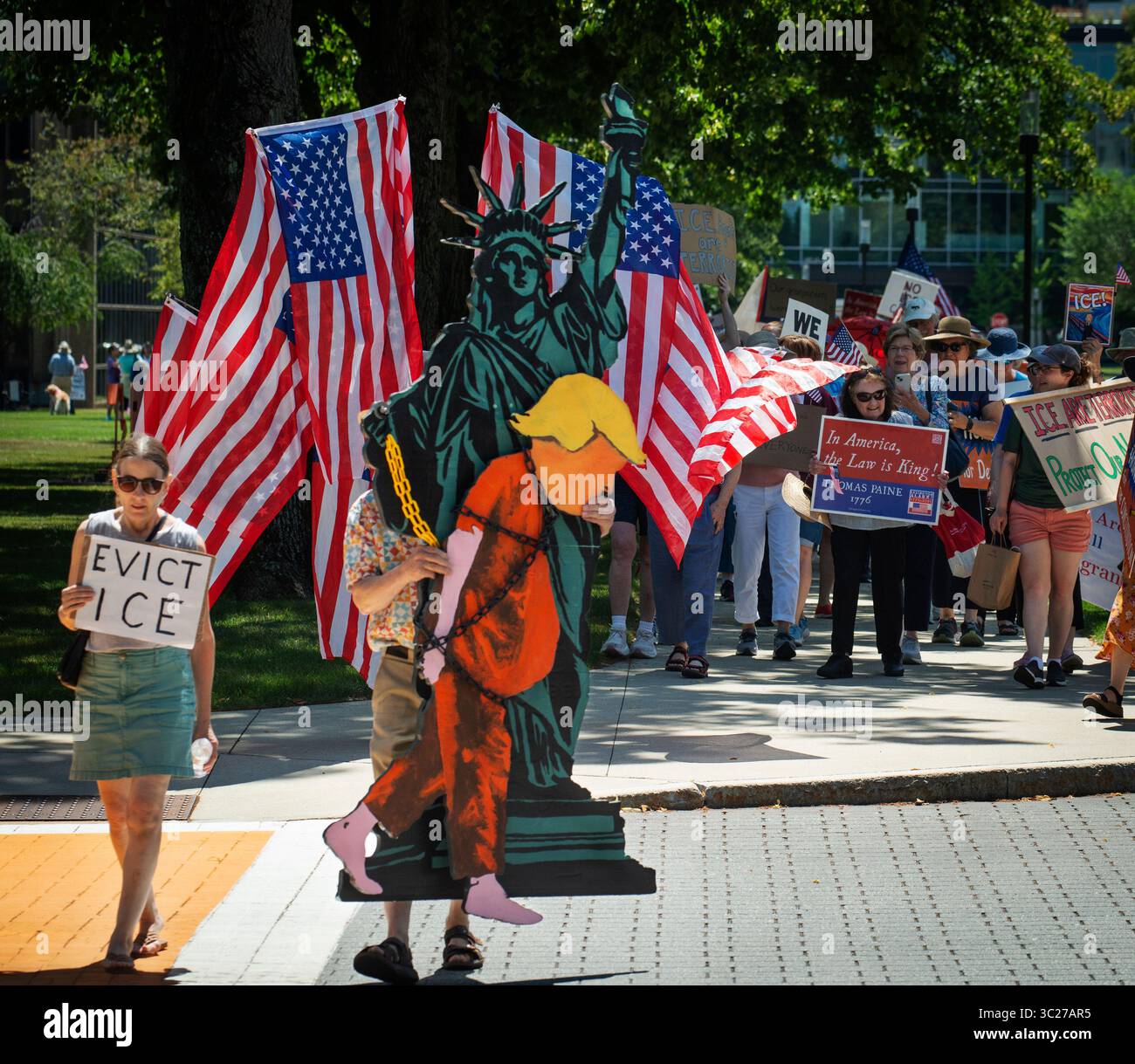 Burlington, Massachusetts, Stati Uniti. 23 luglio 2025. Quattordicesima manifestazione settimanale «testimoniare» al di fuori di una struttura del New England per l’immigrazione e l’applicazione delle dogane (ICE) a Burlington. La struttura, 26 km a nord-ovest di Boston, ospita persone detenute dal GHIACCIO negli stati di Rhode Island, Connecticut, Massachusetts, New Hampshire, Maine e Vermont. Centinaia di persone hanno partecipato alla manifestazione pacifica contro L'ICE, Donald Trump e la sua attuale amministrazione al di fuori della struttura. Crediti: Chuck Nacke / Alamy Live News Foto Stock